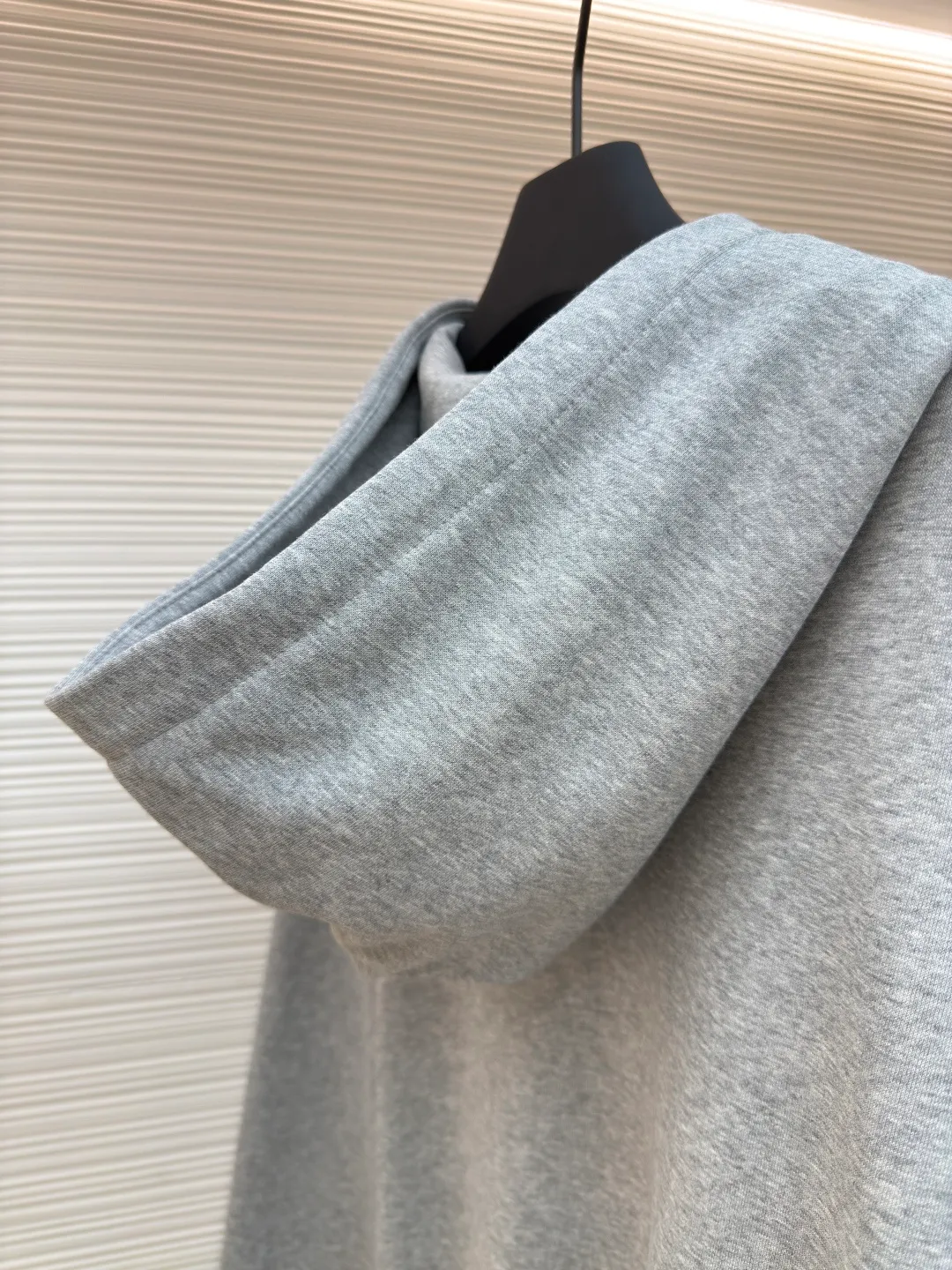 Gucci printed hooded sweatshirt ●Authentic product: Purchased and developed for 9900 ●Item number: 1680236-A55 ●Fabric: knitted fabric ●Technology: Printed production ●Version: Fitted version ●Weight: about 710 grams ●Size: S-M-L-XL ●Description: Custom-dyed plain heather gray elegant cotton knitted material, fine texture, comfortable and close to the skin, with heather gray as the main tone, low-key and rich in connotation The striped Gucci interlocking double G print is presented on the chest in a very impactful way, breaking the calmness of the heather gray. The red print blooms wantonly in the heather gray, like the flame of the trend, eye-catching and enthusiastic. It interprets the charm of street art in the language of fashion, leading the way to the forefront of fashion. Glue printing is used. The chest printing is modified by the film screen three times. The glue liquid paint is used to print the pattern on the fabric. The fabric is baked to fix the printed pattern. The fabrics have been washed to give them a better feel and texture. They are not easy to deform, shrink or fade, and maintain their long-lasting beauty. The overall wiring is straight and delicate, the fabric is comfortable and soft, and the color is consistent without color difference. It can be matched with the same style to create a fashionable look and control various occasions. Customized accessories, complete with three standards, same style for men and women!