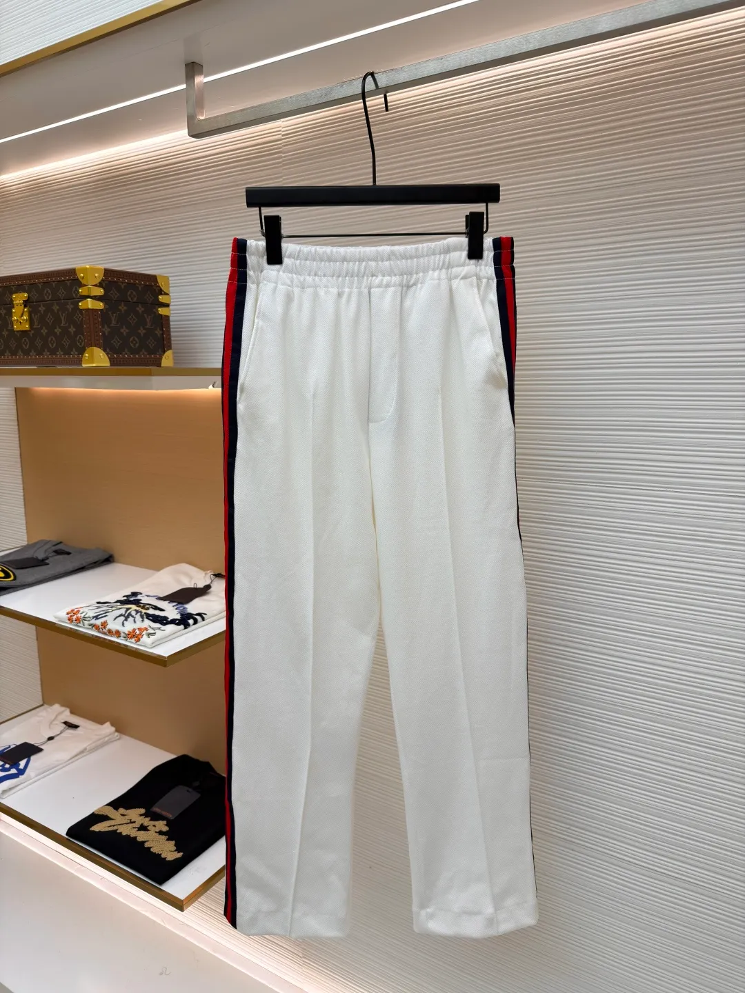Gucci contrasting color webbing knitted trousers ●Original version: Purchased and developed for 3999 ●Item number: 1681326-B05 ●Material: 100% cotton ●Technology: Ribbon production ●Color: white ●Version: fitted version ●Weight: about 630 grams ●Size: S-M-L-XL ●Description: This sport is made of pure cotton fabric, with a zipper design, classic English letter embroidery on the back shoulders, and contrasting webbing on the sides of the sleeves. It has an elastic waist design and 4 pockets. The style is very novel and unique. The upper body effect is great. It is versatile for sports and leisure. It is the same style for men and women. Highly recommended! The overall wiring is straight and delicate, the fabric is comfortable and soft, and the color is consistent without color difference. It can be matched with the same style to create a fashionable look and control various occasions. Customized accessories, complete with three standards, same style for men and women!