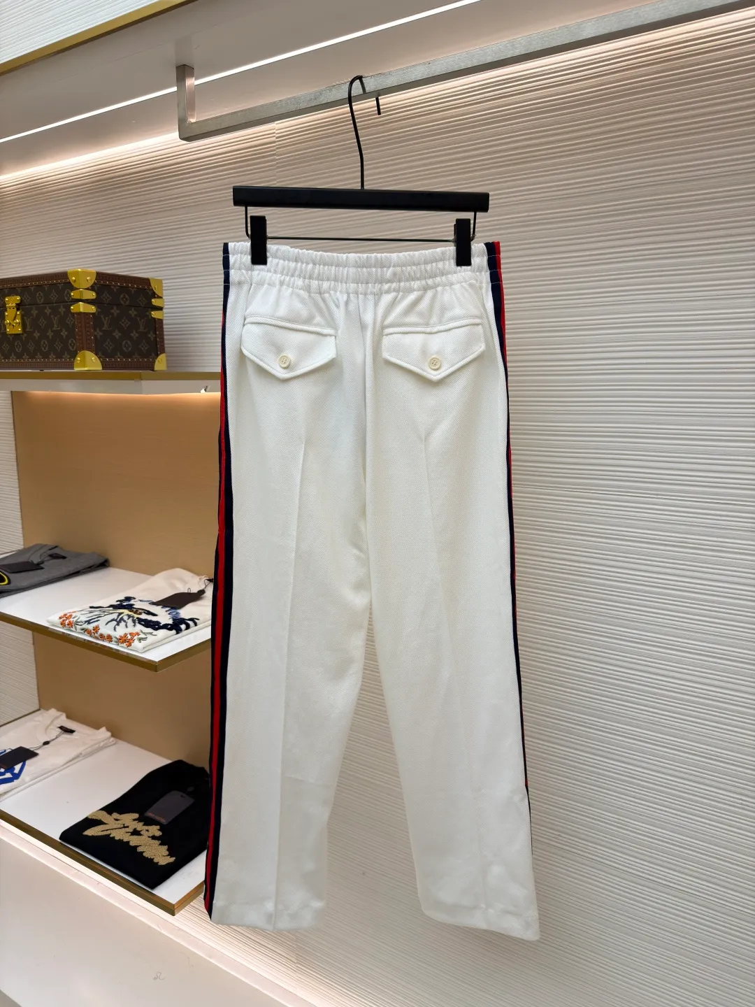 Gucci contrasting color webbing knitted trousers ●Original version: Purchased and developed for 3999 ●Item number: 1681326-B05 ●Material: 100% cotton ●Technology: Ribbon production ●Color: white ●Version: fitted version ●Weight: about 630 grams ●Size: S-M-L-XL ●Description: This sport is made of pure cotton fabric, with a zipper design, classic English letter embroidery on the back shoulders, and contrasting webbing on the sides of the sleeves. It has an elastic waist design and 4 pockets. The style is very novel and unique. The upper body effect is great. It is versatile for sports and leisure. It is the same style for men and women. Highly recommended! The overall wiring is straight and delicate, the fabric is comfortable and soft, and the color is consistent without color difference. It can be matched with the same style to create a fashionable look and control various occasions. Customized accessories, complete with three standards, same style for men and women!