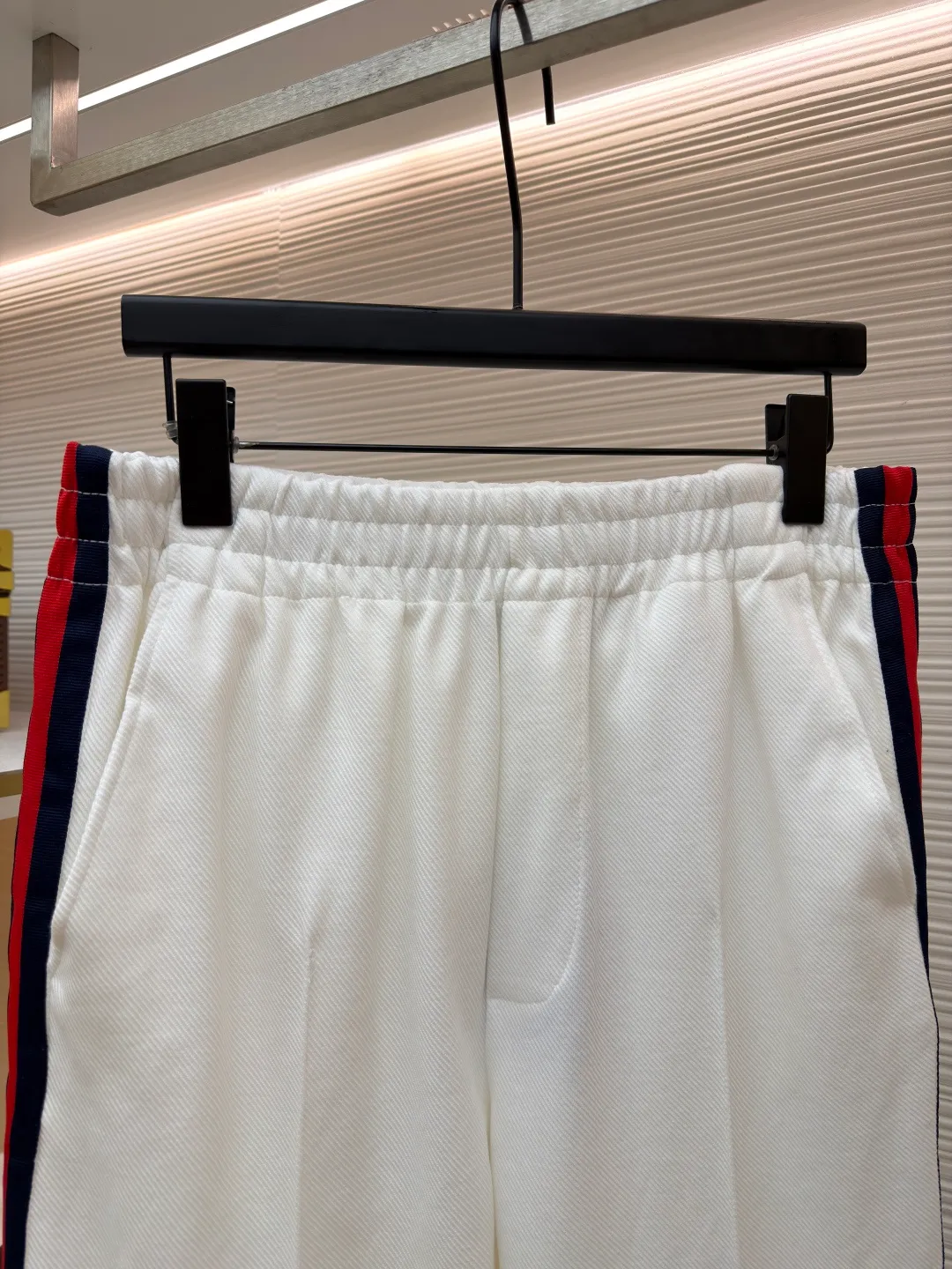 Gucci contrasting color webbing knitted trousers ●Original version: Purchased and developed for 3999 ●Item number: 1681326-B05 ●Material: 100% cotton ●Technology: Ribbon production ●Color: white ●Version: fitted version ●Weight: about 630 grams ●Size: S-M-L-XL ●Description: This sport is made of pure cotton fabric, with a zipper design, classic English letter embroidery on the back shoulders, and contrasting webbing on the sides of the sleeves. It has an elastic waist design and 4 pockets. The style is very novel and unique. The upper body effect is great. It is versatile for sports and leisure. It is the same style for men and women. Highly recommended! The overall wiring is straight and delicate, the fabric is comfortable and soft, and the color is consistent without color difference. It can be matched with the same style to create a fashionable look and control various occasions. Customized accessories, complete with three standards, same style for men and women!
