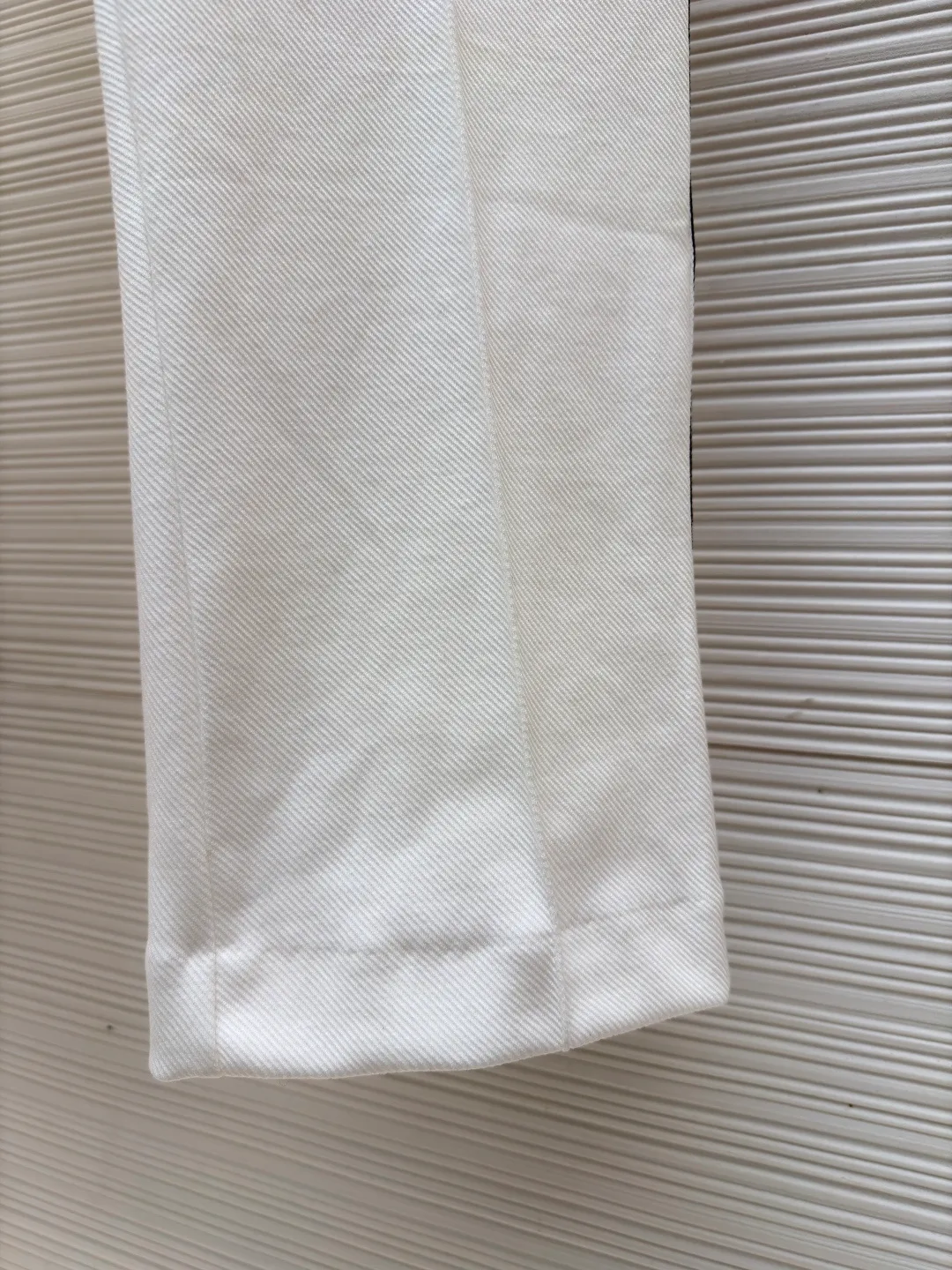 Gucci contrasting color webbing knitted trousers ●Original version: Purchased and developed for 3999 ●Item number: 1681326-B05 ●Material: 100% cotton ●Technology: Ribbon production ●Color: white ●Version: fitted version ●Weight: about 630 grams ●Size: S-M-L-XL ●Description: This sport is made of pure cotton fabric, with a zipper design, classic English letter embroidery on the back shoulders, and contrasting webbing on the sides of the sleeves. It has an elastic waist design and 4 pockets. The style is very novel and unique. The upper body effect is great. It is versatile for sports and leisure. It is the same style for men and women. Highly recommended! The overall wiring is straight and delicate, the fabric is comfortable and soft, and the color is consistent without color difference. It can be matched with the same style to create a fashionable look and control various occasions. Customized accessories, complete with three standards, same style for men and women!