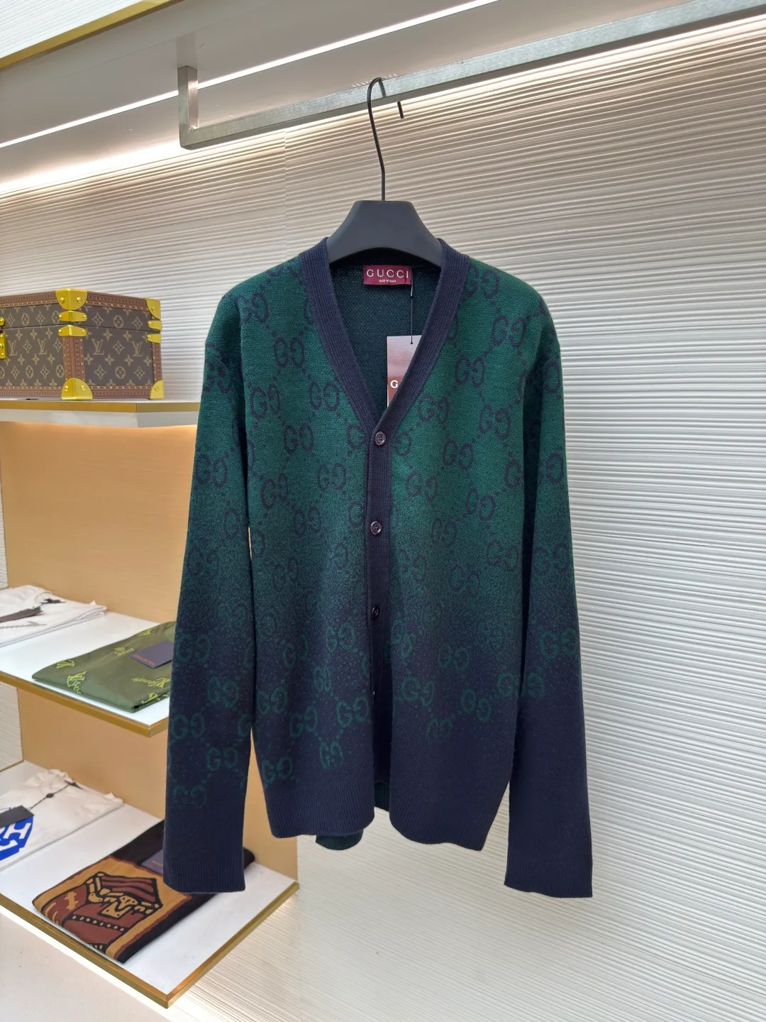 Gucci all-over floral gradient cardigan ●Authentic product: Purchased and developed for 13800 ●Item number: 1680666-B90 ●Fabric: wool fabric ●Technology: knitted ●Version: loose fit ●Weight: about 500 grams ●Size: XS-S-M-L ●Description: This wool cardigan is made of 26-count 100% wool, with double-stranded wool yarn. The original jacquard pattern file is enlarged and debugged by hand to show a gradient effect. The bottom plate has been modified more than 10 times to ensure 100% restoration. Because the gradient jacquard pattern wool yarn needs to be dyed, it also takes a long time to weave up to 5 colors of yarn. The placket position, pockets, and shoulders are all pattern aligned, and the original deep sea shell buckle is customized by opening the mold. The overall wiring is straight and delicate, the fabric is comfortable and soft, and the color is consistent without color difference. It can be matched with the same style to create a fashionable look and control various occasions. Customized accessories, complete with three standards, same style for men and women!