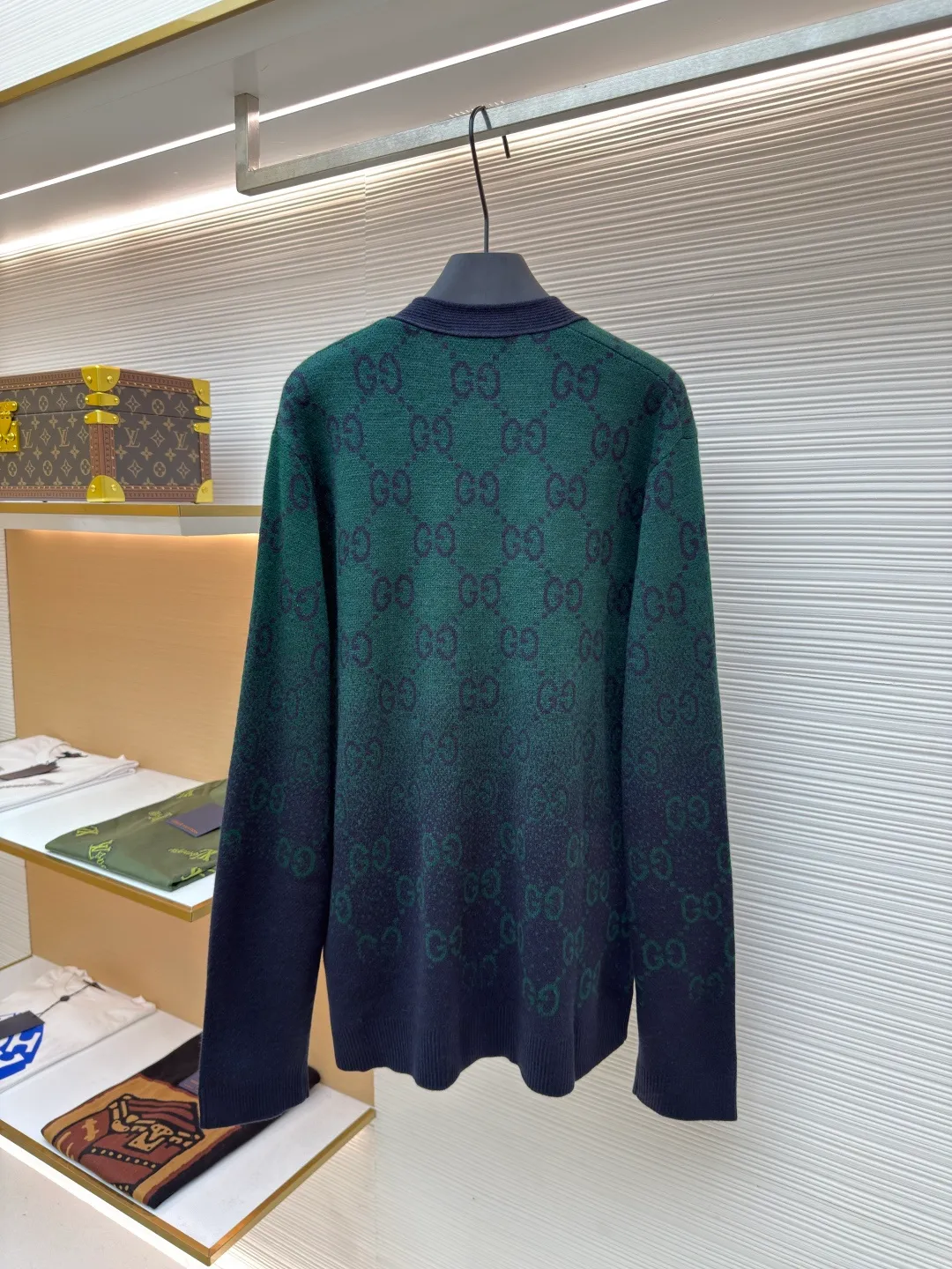 Gucci all-over floral gradient cardigan ●Authentic product: Purchased and developed for 13800 ●Item number: 1680666-B90 ●Fabric: wool fabric ●Technology: knitted ●Version: loose fit ●Weight: about 500 grams ●Size: XS-S-M-L ●Description: This wool cardigan is made of 26-count 100% wool, with double-stranded wool yarn. The original jacquard pattern file is enlarged and debugged by hand to show a gradient effect. The bottom plate has been modified more than 10 times to ensure 100% restoration. Because the gradient jacquard pattern wool yarn needs to be dyed, it also takes a long time to weave up to 5 colors of yarn. The placket position, pockets, and shoulders are all pattern aligned, and the original deep sea shell buckle is customized by opening the mold. The overall wiring is straight and delicate, the fabric is comfortable and soft, and the color is consistent without color difference. It can be matched with the same style to create a fashionable look and control various occasions. Customized accessories, complete with three standards, same style for men and women!