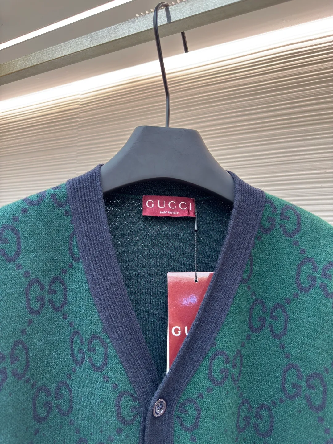 Gucci all-over floral gradient cardigan ●Authentic product: Purchased and developed for 13800 ●Item number: 1680666-B90 ●Fabric: wool fabric ●Technology: knitted ●Version: loose fit ●Weight: about 500 grams ●Size: XS-S-M-L ●Description: This wool cardigan is made of 26-count 100% wool, with double-stranded wool yarn. The original jacquard pattern file is enlarged and debugged by hand to show a gradient effect. The bottom plate has been modified more than 10 times to ensure 100% restoration. Because the gradient jacquard pattern wool yarn needs to be dyed, it also takes a long time to weave up to 5 colors of yarn. The placket position, pockets, and shoulders are all pattern aligned, and the original deep sea shell buckle is customized by opening the mold. The overall wiring is straight and delicate, the fabric is comfortable and soft, and the color is consistent without color difference. It can be matched with the same style to create a fashionable look and control various occasions. Customized accessories, complete with three standards, same style for men and women!