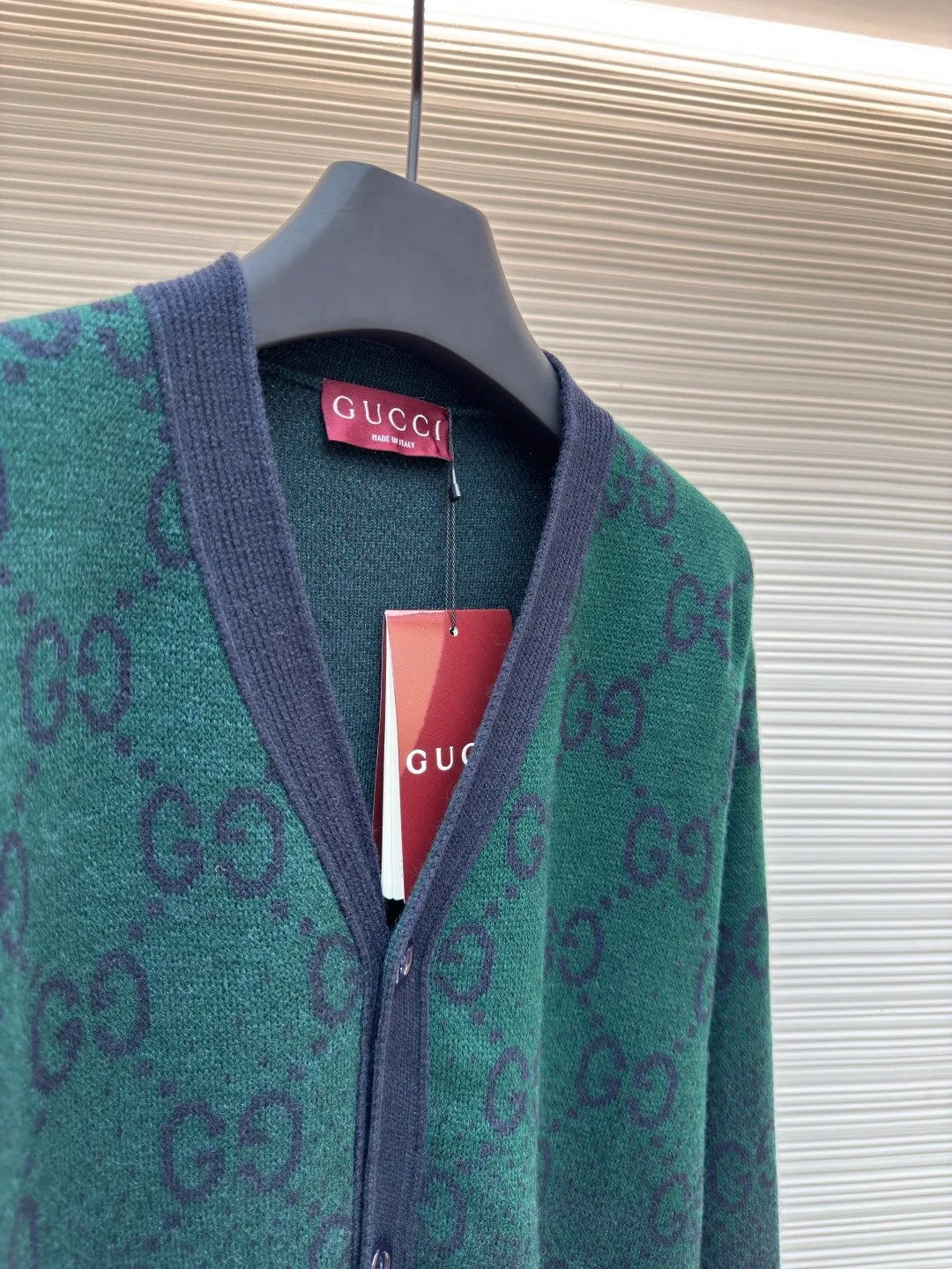 Gucci all-over floral gradient cardigan ●Authentic product: Purchased and developed for 13800 ●Item number: 1680666-B90 ●Fabric: wool fabric ●Technology: knitted ●Version: loose fit ●Weight: about 500 grams ●Size: XS-S-M-L ●Description: This wool cardigan is made of 26-count 100% wool, with double-stranded wool yarn. The original jacquard pattern file is enlarged and debugged by hand to show a gradient effect. The bottom plate has been modified more than 10 times to ensure 100% restoration. Because the gradient jacquard pattern wool yarn needs to be dyed, it also takes a long time to weave up to 5 colors of yarn. The placket position, pockets, and shoulders are all pattern aligned, and the original deep sea shell buckle is customized by opening the mold. The overall wiring is straight and delicate, the fabric is comfortable and soft, and the color is consistent without color difference. It can be matched with the same style to create a fashionable look and control various occasions. Customized accessories, complete with three standards, same style for men and women!