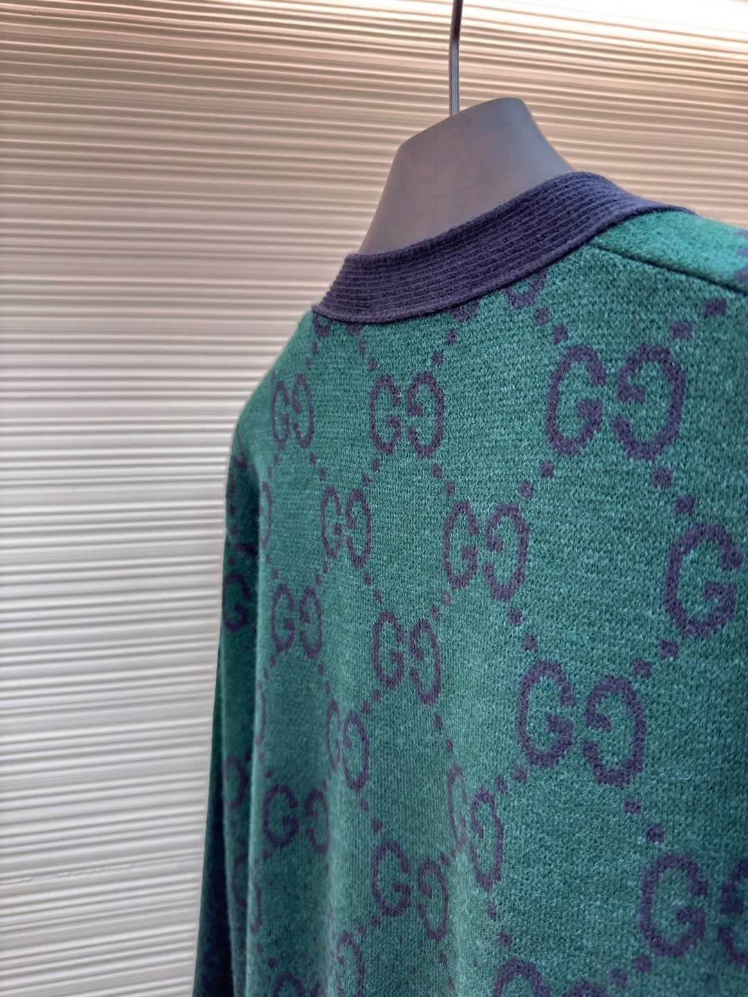 Gucci all-over floral gradient cardigan ●Authentic product: Purchased and developed for 13800 ●Item number: 1680666-B90 ●Fabric: wool fabric ●Technology: knitted ●Version: loose fit ●Weight: about 500 grams ●Size: XS-S-M-L ●Description: This wool cardigan is made of 26-count 100% wool, with double-stranded wool yarn. The original jacquard pattern file is enlarged and debugged by hand to show a gradient effect. The bottom plate has been modified more than 10 times to ensure 100% restoration. Because the gradient jacquard pattern wool yarn needs to be dyed, it also takes a long time to weave up to 5 colors of yarn. The placket position, pockets, and shoulders are all pattern aligned, and the original deep sea shell buckle is customized by opening the mold. The overall wiring is straight and delicate, the fabric is comfortable and soft, and the color is consistent without color difference. It can be matched with the same style to create a fashionable look and control various occasions. Customized accessories, complete with three standards, same style for men and women!