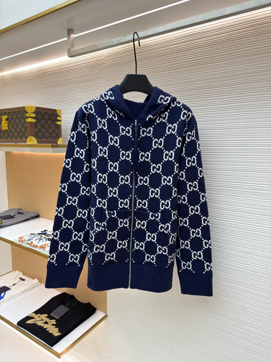 Gucci double-sided GG wool hooded jacket ●Original version: Purchased and developed at 11999 ●Item number: 1681125-B70 ●Fabric: wool blended fabric ●Technology: knitted ●Version: fitted version ●Weight: about 1065 grams ●Size: S-M-L-XL ●Description: The whole dress was purchased for 23,700 Zp and dismantled and made. Custom-woven merino wool yarn with 100% wool content. The full-width GG embroidered LOGO hanging wool technology is integrated with the gray yarn. There is no uneven yarn. Customized granny gray yarn, truly 1:1 copy. Close your eyes and enter. The overall wiring is straight and delicate, the fabric is comfortable and soft, and the color is consistent without color difference. It can be matched with the same style to create a fashionable look and control various occasions. Customized accessories, complete with three standards, same style for men and women!