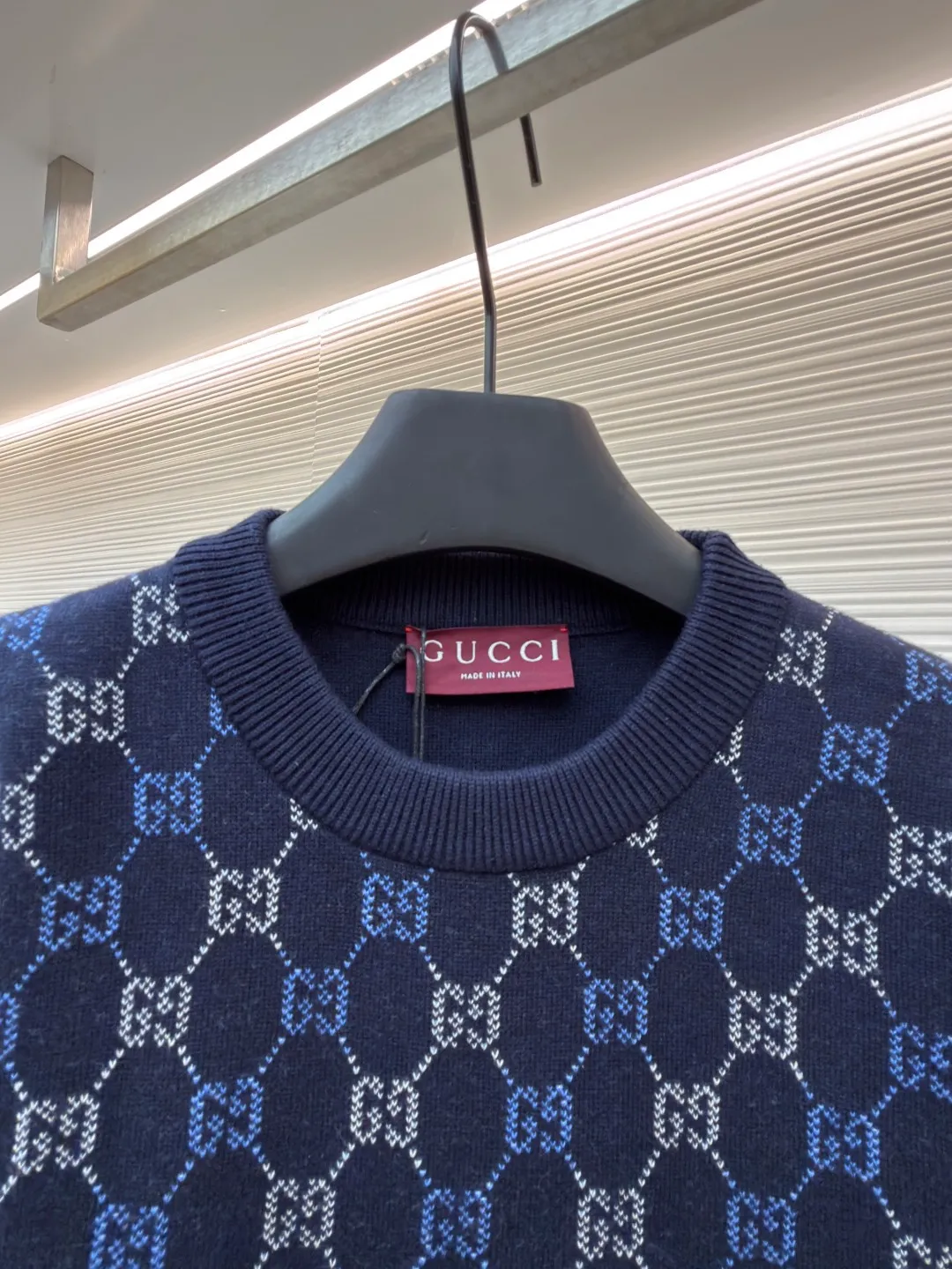 Gucci buttoned crew neck sweater ●Original version: purchased and developed at 20600 ●Item number: 1682406-B40 ●Fabric: wool fabric ●Technology: knitting ●Color: blue ●Version: loose fit ●Weight: about 690 grams ●Size: XS-S-M-L ●Description: The wool material is made of 48s wool blended yarn, colored according to YB, and the color similarity is more than 95%. The machine uses a 14-needle imported Shima Seiki Sima machine, a 14-needle SXR123 three-needle double-sided flying thread jacquard fabric piece, a single piece takes 180 minutes per piece, a 20-needle plate cover is used for stitching, and a specific three-label wash is used. The overall wiring is straight and delicate, the fabric is comfortable and soft, and the color is consistent without color difference. It can be matched with the same style to create a fashionable look and control various occasions. Customized accessories, complete with three standards, same style for men and women!