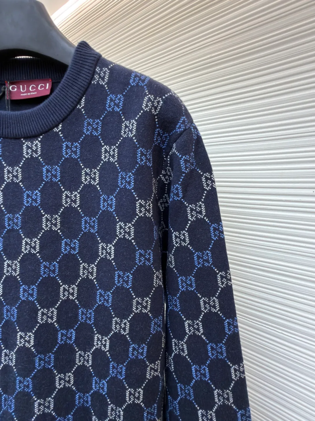 Gucci buttoned crew neck sweater ●Original version: purchased and developed at 20600 ●Item number: 1682406-B40 ●Fabric: wool fabric ●Technology: knitting ●Color: blue ●Version: loose fit ●Weight: about 690 grams ●Size: XS-S-M-L ●Description: The wool material is made of 48s wool blended yarn, colored according to YB, and the color similarity is more than 95%. The machine uses a 14-needle imported Shima Seiki Sima machine, a 14-needle SXR123 three-needle double-sided flying thread jacquard fabric piece, a single piece takes 180 minutes per piece, a 20-needle plate cover is used for stitching, and a specific three-label wash is used. The overall wiring is straight and delicate, the fabric is comfortable and soft, and the color is consistent without color difference. It can be matched with the same style to create a fashionable look and control various occasions. Customized accessories, complete with three standards, same style for men and women!