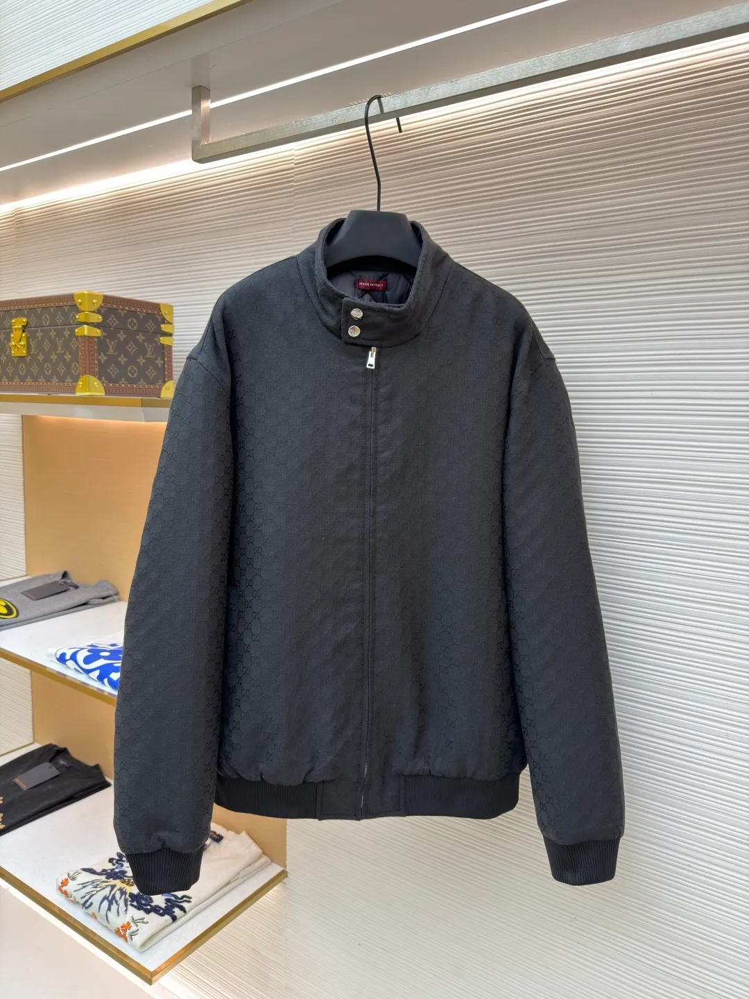 Gucci full-print GG jacquard cotton clothing ●Original version: Purchased and developed for 22800 ●Item number: 1682287-B60 ●Fabric: cotton micro-lattice fabric ●Technology: jacquard production ●Color: black ●Version: fitted version ●Weight: about 835 grams ●Size: 48-50-52-54 ●Description: Customized dark gold black GG cotton micro-lattice fabric and double twill silk checkered laminated fabric, full of texture Thick and solid, every inch contains heavy warmth. The main tone is obsidian black. It looks like star trails under the night. The GG pattern covers the body. Every inch is a visible luxury revolution. It comes from the brand's profound cultural heritage. The stand-up collar outlines the power arc of the neck. The four-button buckle locks the strong and soft soul. A sense of power that is not angry and self-defeating comes over the face, making the wearer become a mobile art gallery among the crowd. Fabric jacquard technology: By weaving a full-width GG jacquard texture technology on the surface of the fabric, it controls the interweaving method of warp and weft lines and precisely controls the interweaving density and tension of the yarn to make it more three-dimensional. Ergonomic three-dimensional tailoring returns to traditional craftsmanship through segmentation, folding, shrinking and stretching techniques. The so-called slow work produces fine work, which is the respect for materials and the pursuit of feel. Complex workmanship, tedious, slow timeliness, high loss, pure manual water disassembly process. After completing the initial combination of the lining fabric and the cotton piece, the craftsman will further adjust and disassemble it in the water. The lining fabric and the cotton piece can achieve a perfect combination, making the combination of the lining fabric and the cotton piece closer, beautiful and neat. The overall wiring is straight and delicate, the fabric is comfortable and soft, and the color is consistent without color difference. It can be matched with the same style to create a fashionable look and control various occasions. Customized accessories, complete with three standards, same style for men and women!