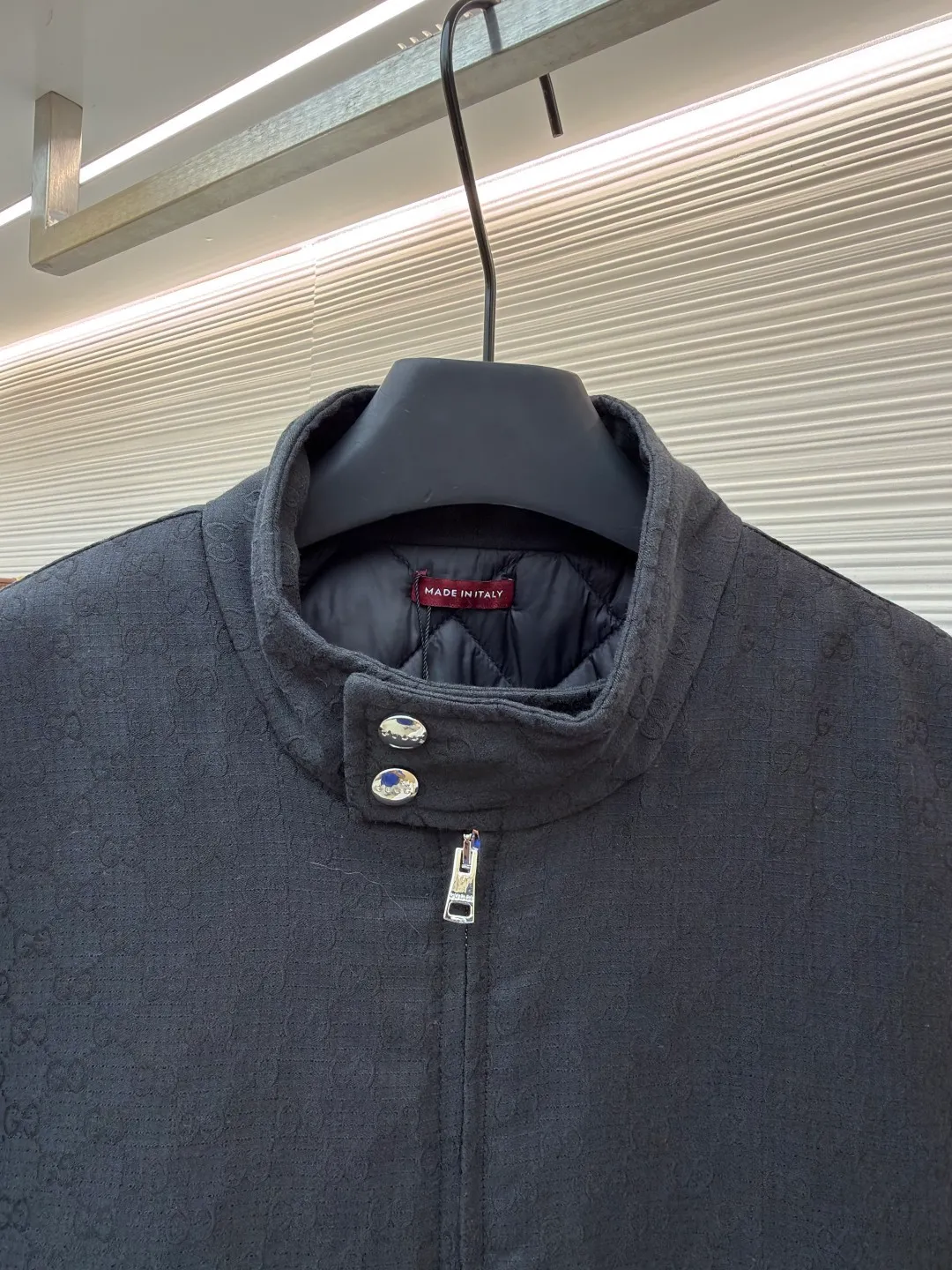 Gucci full-print GG jacquard cotton clothing ●Original version: Purchased and developed for 22800 ●Item number: 1682287-B60 ●Fabric: cotton micro-lattice fabric ●Technology: jacquard production ●Color: black ●Version: fitted version ●Weight: about 835 grams ●Size: 48-50-52-54 ●Description: Customized dark gold black GG cotton micro-lattice fabric and double twill silk checkered laminated fabric, full of texture Thick and solid, every inch contains heavy warmth. The main tone is obsidian black. It looks like star trails under the night. The GG pattern covers the body. Every inch is a visible luxury revolution. It comes from the brand's profound cultural heritage. The stand-up collar outlines the power arc of the neck. The four-button buckle locks the strong and soft soul. A sense of power that is not angry and self-defeating comes over the face, making the wearer become a mobile art gallery among the crowd. Fabric jacquard technology: By weaving a full-width GG jacquard texture technology on the surface of the fabric, it controls the interweaving method of warp and weft lines and precisely controls the interweaving density and tension of the yarn to make it more three-dimensional. Ergonomic three-dimensional tailoring returns to traditional craftsmanship through segmentation, folding, shrinking and stretching techniques. The so-called slow work produces fine work, which is the respect for materials and the pursuit of feel. Complex workmanship, tedious, slow timeliness, high loss, pure manual water disassembly process. After completing the initial combination of the lining fabric and the cotton piece, the craftsman will further adjust and disassemble it in the water. The lining fabric and the cotton piece can achieve a perfect combination, making the combination of the lining fabric and the cotton piece closer, beautiful and neat. The overall wiring is straight and delicate, the fabric is comfortable and soft, and the color is consistent without color difference. It can be matched with the same style to create a fashionable look and control various occasions. Customized accessories, complete with three standards, same style for men and women!