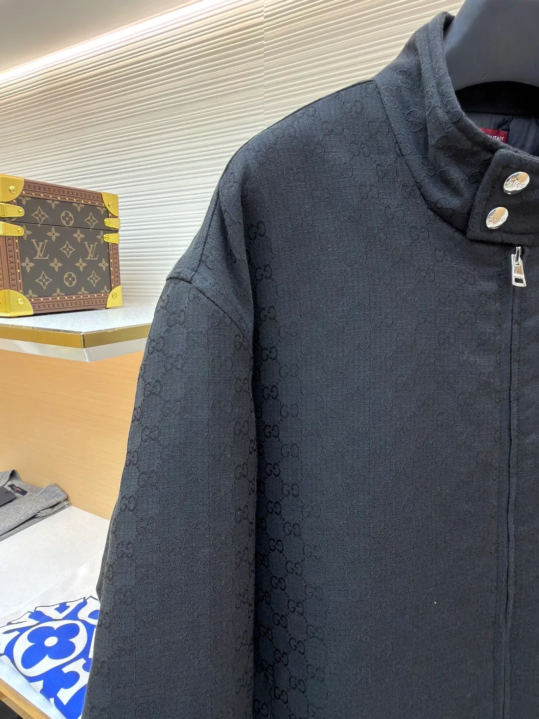 Gucci full-print GG jacquard cotton clothing ●Original version: Purchased and developed for 22800 ●Item number: 1682287-B60 ●Fabric: cotton micro-lattice fabric ●Technology: jacquard production ●Color: black ●Version: fitted version ●Weight: about 835 grams ●Size: 48-50-52-54 ●Description: Customized dark gold black GG cotton micro-lattice fabric and double twill silk checkered laminated fabric, full of texture Thick and solid, every inch contains heavy warmth. The main tone is obsidian black. It looks like star trails under the night. The GG pattern covers the body. Every inch is a visible luxury revolution. It comes from the brand's profound cultural heritage. The stand-up collar outlines the power arc of the neck. The four-button buckle locks the strong and soft soul. A sense of power that is not angry and self-defeating comes over the face, making the wearer become a mobile art gallery among the crowd. Fabric jacquard technology: By weaving a full-width GG jacquard texture technology on the surface of the fabric, it controls the interweaving method of warp and weft lines and precisely controls the interweaving density and tension of the yarn to make it more three-dimensional. Ergonomic three-dimensional tailoring returns to traditional craftsmanship through segmentation, folding, shrinking and stretching techniques. The so-called slow work produces fine work, which is the respect for materials and the pursuit of feel. Complex workmanship, tedious, slow timeliness, high loss, pure manual water disassembly process. After completing the initial combination of the lining fabric and the cotton piece, the craftsman will further adjust and disassemble it in the water. The lining fabric and the cotton piece can achieve a perfect combination, making the combination of the lining fabric and the cotton piece closer, beautiful and neat. The overall wiring is straight and delicate, the fabric is comfortable and soft, and the color is consistent without color difference. It can be matched with the same style to create a fashionable look and control various occasions. Customized accessories, complete with three standards, same style for men and women!