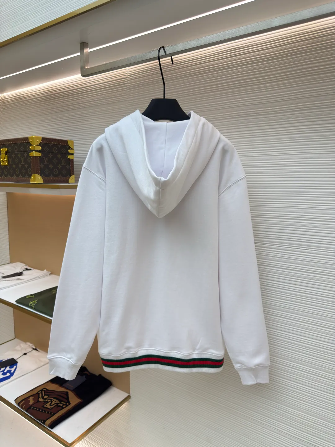 Gucci knitted cotton sweatshirt with webbing ●Original version: Purchased and developed by 6023 ●Item number: 1680741-B10 ●Material: knitted cotton fabric ●Technology: knitted patch production ●Version: Fitted version ●Weight: about 830 grams ●Size: S-M-L-XL ●Description: This oversized sweatshirt is crafted from knitted cotton fabric, embellished with Gucci logo patches and red and green webbing piping. The overall wiring is straight and delicate, the fabric is comfortable and soft, and the color is consistent without color difference. It can be matched with the same style to create a fashionable look and control various occasions. Customized accessories, complete with three standards, same style for men and women!
