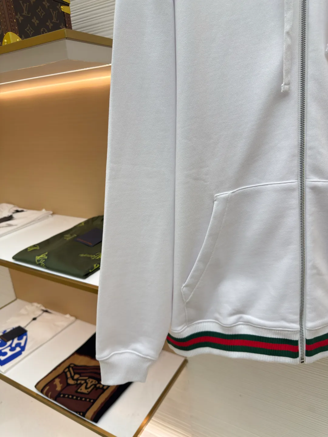 Gucci knitted cotton sweatshirt with webbing ●Original version: Purchased and developed by 6023 ●Item number: 1680741-B10 ●Material: knitted cotton fabric ●Technology: knitted patch production ●Version: Fitted version ●Weight: about 830 grams ●Size: S-M-L-XL ●Description: This oversized sweatshirt is crafted from knitted cotton fabric, embellished with Gucci logo patches and red and green webbing piping. The overall wiring is straight and delicate, the fabric is comfortable and soft, and the color is consistent without color difference. It can be matched with the same style to create a fashionable look and control various occasions. Customized accessories, complete with three standards, same style for men and women!