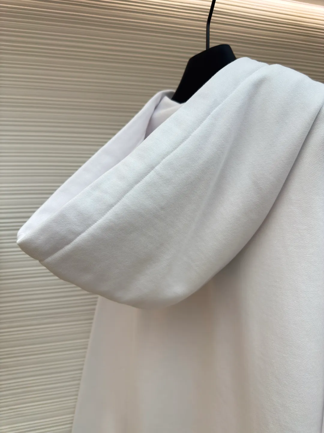 Gucci knitted cotton sweatshirt with webbing ●Original version: Purchased and developed by 6023 ●Item number: 1680741-B10 ●Material: knitted cotton fabric ●Technology: knitted patch production ●Version: Fitted version ●Weight: about 830 grams ●Size: S-M-L-XL ●Description: This oversized sweatshirt is crafted from knitted cotton fabric, embellished with Gucci logo patches and red and green webbing piping. The overall wiring is straight and delicate, the fabric is comfortable and soft, and the color is consistent without color difference. It can be matched with the same style to create a fashionable look and control various occasions. Customized accessories, complete with three standards, same style for men and women!