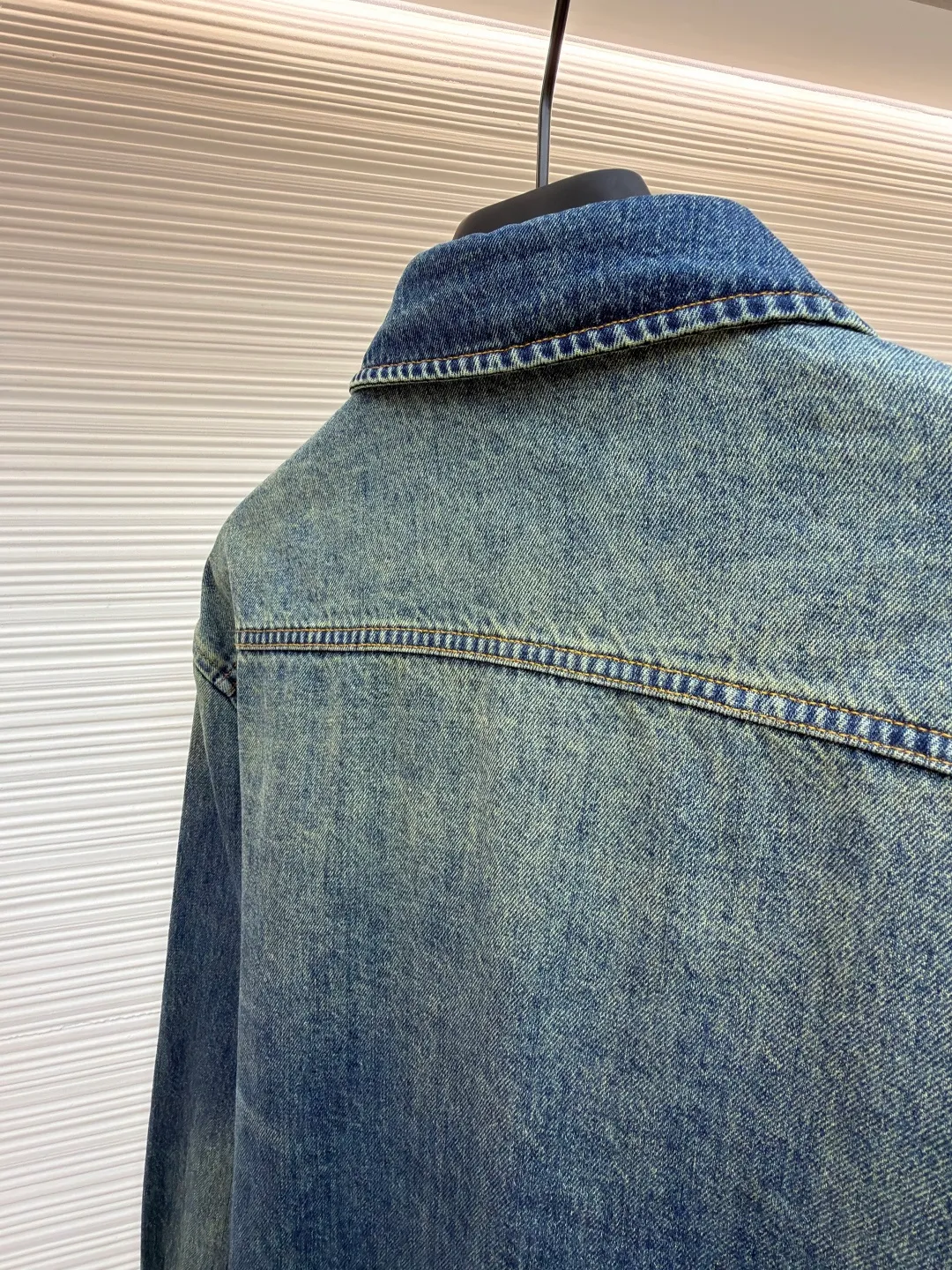 Gucci family crest embroidered denim shirt ●Original version: Purchased and developed for 11900 ●Item number: 1681992-A95 ●Material: denim fabric ●Technology: made by rubbing and wrinkled whiskers ●Color: denim gradient ●Type: fitted version ●Weight: about 605 grams ●Size: 46-48-50-52 ●Description: Customized cotton twin denim fabric, delicate, soft and comfortable to the skin The soft and layered cloud blue is used as the main color, like a flowing blue poem. The simple embroidery of the family crest is embellished on the chest in the "La Famiglia" series. It inherits the ancient Italian family totem, symbolizing the sophistication and entrepreneurial spirit of the family. The elegant lines outline the neck style, blooming charm in a low-key manner. The versatile darling on the fashion stage, using imported machine embroidery technology. Use advanced computer control systems and sophisticated mechanical components to realize the Gucci family crest embroidery operation with high precision. The lines are smooth and delicate, and priority is given to customizing 1:1 original denim material to fry snowballs and salt. Specially prepare the corresponding solution. Add a certain amount of dye, soak the denim material in it to absorb the solvent, and then scrub and dry it to further fade and oxidize. The rubbing wrinkle whisker technology and the gun painting whisker technique are combined. Manual rubbing is given priority in specific areas to achieve a natural wrinkle effect. Then specific tools are used to draw a whisker-shaped texture to achieve a full visual effect. The overall wiring is straight and delicate, the fabric is comfortable and soft, and the color is consistent without color difference. It can be matched with the same style to create a fashionable look and control various occasions. Customized accessories, complete with three standards, same style for men and women!