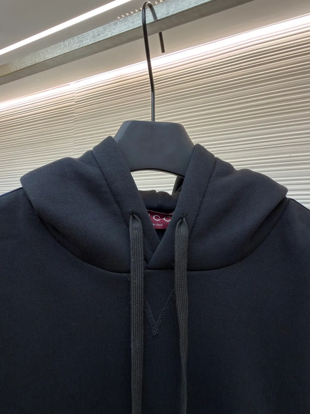 Gucci black webbing hooded sweatshirt ●Item number: 1681424-B10 ●Material: cotton terry fabric ●Technology: embroidery production ●Color: black ●Version: fitted version ●Weight: about 695 grams ●Size: S-M-L ●Description: This sweatshirt is made of high-density waffle velvet fabric, which feels thick and has good warmth retention. The hooded design adopts three-dimensional tailoring and drawstring technology. The hood is stiff and can be freely adjusted for tightness. The red and blue webbing on the shoulders uses inlay sewing technology to form a sharp visual contrast with the black fabric, and the lines are smooth and firm. The brand logo on the chest uses high-density embroidery technology, and the letter texture is delicate and closely adheres to the fabric. The kangaroo pocket is made of one-piece molding technology, with flat edges and convenient storage. The cuffs and hem ribs are made of high-elastic knitting technology, which closely fits the body and has excellent elasticity. The overall cut is a loose, dropped-shoulder version, and the multi-piece structure is spliced ​​to create a casual and trendy wearing effect, while ensuring comfort and freedom during movement. It is a fashionable item that combines the brand's classic elements with casual sweatshirt technology, and has both texture and practicality. The overall wiring is straight and delicate, the fabric is comfortable and soft, and the color is consistent without color difference. It can be matched with the same style to create a fashionable look and control various occasions. Customized accessories, complete with three standards, same style for men and women!