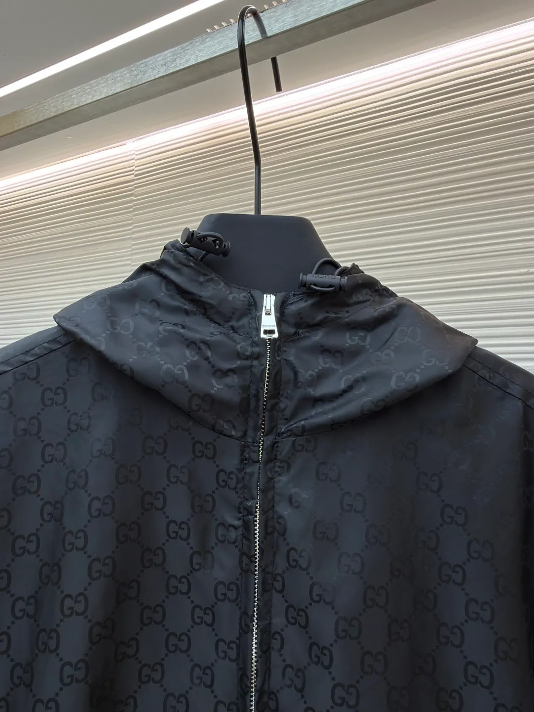 Gucci full-print GG zipper jacket ●Original version: Purchased and developed in 19900 ●Item number: 1680918-B65 ●Fabric: High-density mercerized nylon fabric ●Technology: Jacquard production ●Version: Fitted version ●Weight: about 505 grams ●Size: 44-46-48-50 ●Description: Customized high-density mercerized nylon material with excellent texture and comfortable fit Customized shiny mercerized jacquard technology cotton brocade It has excellent texture and is comfortable and close to the skin. It is based on obsidian black and looks like star trails at night. The GG pattern is all over the body. It comes from the brand's profound cultural heritage and quietly emerges in a looming manner. The hood flutters gently, adding a sense of agility and elegance to the overall shape. With its unique flexible switching design of the clothing package, it has become a model of the perfect integration of fashion and function. Fabric jacquard technology: By weaving the full width GG jacquard texture technology on the surface of the fabric, we control the interweaving method of warp and weft threads. Precisely control the interlacing density and tension of yarns to make it more three-dimensional and ergonomically cut. Return to traditional craftsmanship through segmentation, folding, shrinking, and stretching techniques. The so-called slow work produces fine work, which is the respect for the material. The pursuit of feel. Complex workmanship, tedious, slow timeliness, high loss, template machine to open the bag. Preset template to guide the position of opening the bag. Precision in shape and size ensures quality bag opening results. The overall wiring is straight and delicate, the fabric is comfortable and soft, and the color is consistent without color difference. It can be matched with the same style to create a fashionable look and control various occasions. Customized accessories, complete with three standards, same style for men and women!