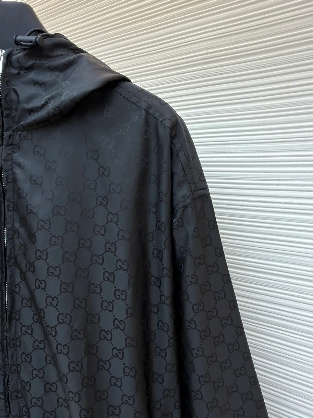 Gucci full-print GG zipper jacket ●Original version: Purchased and developed in 19900 ●Item number: 1680918-B65 ●Fabric: High-density mercerized nylon fabric ●Technology: Jacquard production ●Version: Fitted version ●Weight: about 505 grams ●Size: 44-46-48-50 ●Description: Customized high-density mercerized nylon material with excellent texture and comfortable fit Customized shiny mercerized jacquard technology cotton brocade It has excellent texture and is comfortable and close to the skin. It is based on obsidian black and looks like star trails at night. The GG pattern is all over the body. It comes from the brand's profound cultural heritage and quietly emerges in a looming manner. The hood flutters gently, adding a sense of agility and elegance to the overall shape. With its unique flexible switching design of the clothing package, it has become a model of the perfect integration of fashion and function. Fabric jacquard technology: By weaving the full width GG jacquard texture technology on the surface of the fabric, we control the interweaving method of warp and weft threads. Precisely control the interlacing density and tension of yarns to make it more three-dimensional and ergonomically cut. Return to traditional craftsmanship through segmentation, folding, shrinking, and stretching techniques. The so-called slow work produces fine work, which is the respect for the material. The pursuit of feel. Complex workmanship, tedious, slow timeliness, high loss, template machine to open the bag. Preset template to guide the position of opening the bag. Precision in shape and size ensures quality bag opening results. The overall wiring is straight and delicate, the fabric is comfortable and soft, and the color is consistent without color difference. It can be matched with the same style to create a fashionable look and control various occasions. Customized accessories, complete with three standards, same style for men and women!