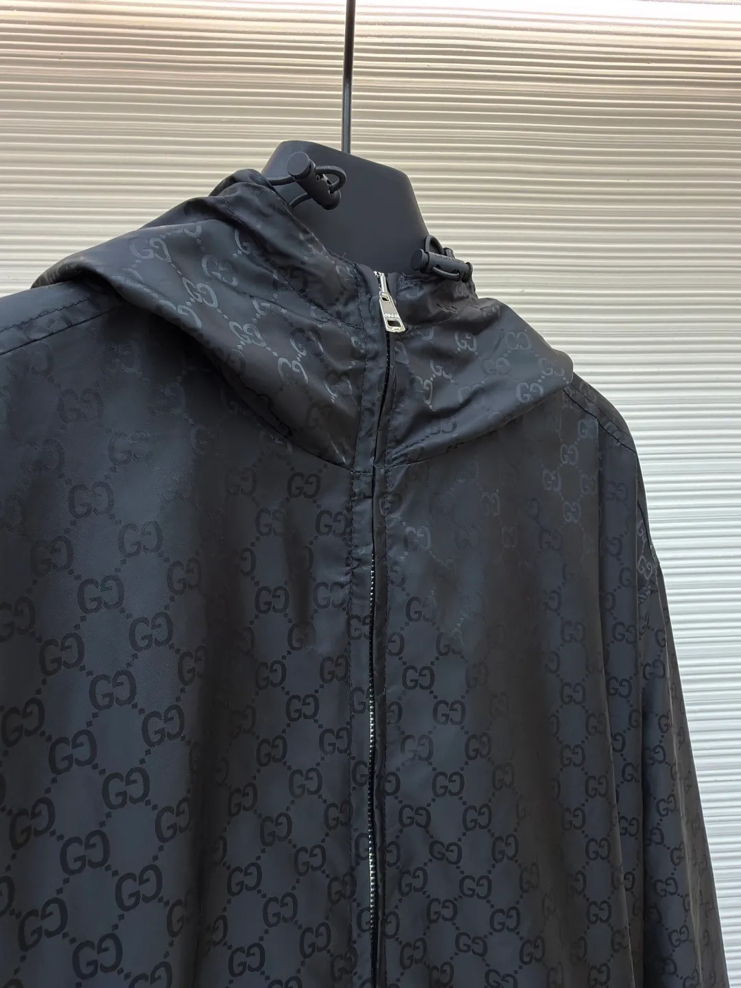 Gucci full-print GG zipper jacket ●Original version: Purchased and developed in 19900 ●Item number: 1680918-B65 ●Fabric: High-density mercerized nylon fabric ●Technology: Jacquard production ●Version: Fitted version ●Weight: about 505 grams ●Size: 44-46-48-50 ●Description: Customized high-density mercerized nylon material with excellent texture and comfortable fit Customized shiny mercerized jacquard technology cotton brocade It has excellent texture and is comfortable and close to the skin. It is based on obsidian black and looks like star trails at night. The GG pattern is all over the body. It comes from the brand's profound cultural heritage and quietly emerges in a looming manner. The hood flutters gently, adding a sense of agility and elegance to the overall shape. With its unique flexible switching design of the clothing package, it has become a model of the perfect integration of fashion and function. Fabric jacquard technology: By weaving the full width GG jacquard texture technology on the surface of the fabric, we control the interweaving method of warp and weft threads. Precisely control the interlacing density and tension of yarns to make it more three-dimensional and ergonomically cut. Return to traditional craftsmanship through segmentation, folding, shrinking, and stretching techniques. The so-called slow work produces fine work, which is the respect for the material. The pursuit of feel. Complex workmanship, tedious, slow timeliness, high loss, template machine to open the bag. Preset template to guide the position of opening the bag. Precision in shape and size ensures quality bag opening results. The overall wiring is straight and delicate, the fabric is comfortable and soft, and the color is consistent without color difference. It can be matched with the same style to create a fashionable look and control various occasions. Customized accessories, complete with three standards, same style for men and women!