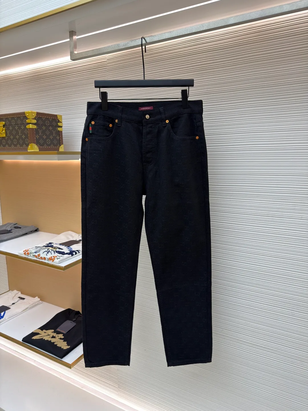 Gucci dark jacquard pattern jeans ●Item number: 1681277-B25 ●Material: denim denim fabric ●Technology: jacquard production ●Color: black ●Version: fitted version ●Weight: about 565 grams ●Size: 30-31-32-33-34-36 ●Description: Dark color matching is a creative interpretation of the exquisite atmosphere of early autumn. Behind the unpretentious colors lies a complex internal structure and low-key and restrained details, which is simple but not simple. This regular version is crafted from stonewashed denim fabric, with Gucci embroidery and red and green webbing pull-loop details cleverly incorporated into it, doubling the charm of the entire design. The overall wiring is straight and delicate, the fabric is comfortable and soft, and the color is consistent without color difference. It can be matched with the same style to create a fashionable look and control various occasions. Customized accessories, complete with three standards, same style for men and women!