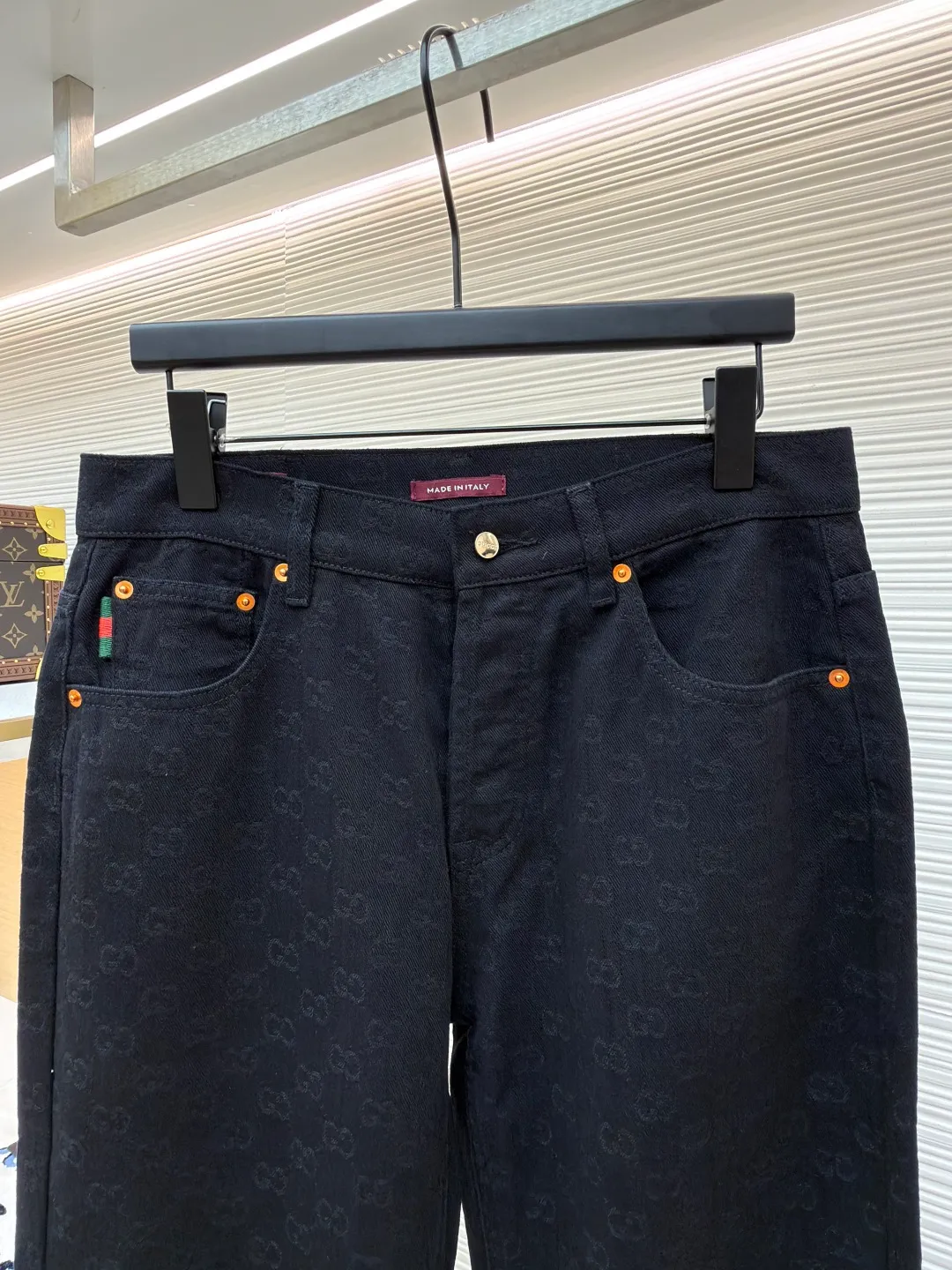 Gucci dark jacquard pattern jeans ●Item number: 1681277-B25 ●Material: denim denim fabric ●Technology: jacquard production ●Color: black ●Version: fitted version ●Weight: about 565 grams ●Size: 30-31-32-33-34-36 ●Description: Dark color matching is a creative interpretation of the exquisite atmosphere of early autumn. Behind the unpretentious colors lies a complex internal structure and low-key and restrained details, which is simple but not simple. This regular version is crafted from stonewashed denim fabric, with Gucci embroidery and red and green webbing pull-loop details cleverly incorporated into it, doubling the charm of the entire design. The overall wiring is straight and delicate, the fabric is comfortable and soft, and the color is consistent without color difference. It can be matched with the same style to create a fashionable look and control various occasions. Customized accessories, complete with three standards, same style for men and women!