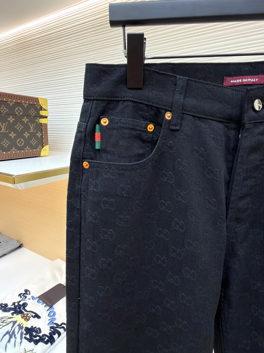 Gucci dark jacquard pattern jeans ●Item number: 1681277-B25 ●Material: denim denim fabric ●Technology: jacquard production ●Color: black ●Version: fitted version ●Weight: about 565 grams ●Size: 30-31-32-33-34-36 ●Description: Dark color matching is a creative interpretation of the exquisite atmosphere of early autumn. Behind the unpretentious colors lies a complex internal structure and low-key and restrained details, which is simple but not simple. This regular version is crafted from stonewashed denim fabric, with Gucci embroidery and red and green webbing pull-loop details cleverly incorporated into it, doubling the charm of the entire design. The overall wiring is straight and delicate, the fabric is comfortable and soft, and the color is consistent without color difference. It can be matched with the same style to create a fashionable look and control various occasions. Customized accessories, complete with three standards, same style for men and women!