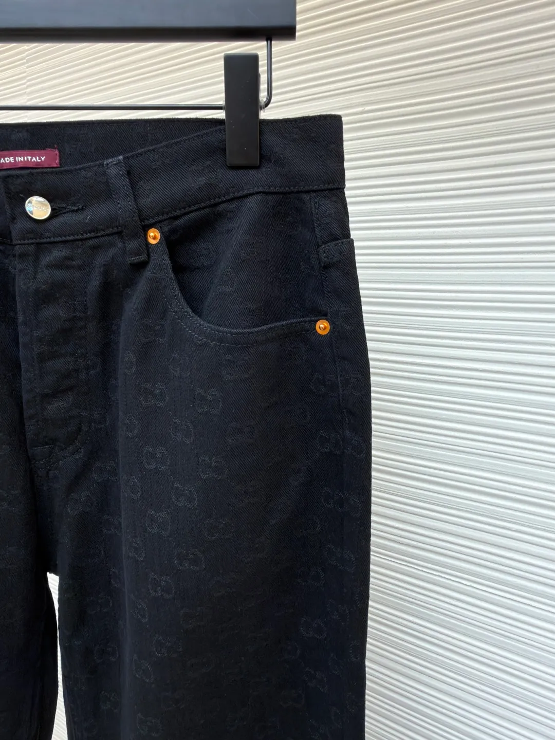 Gucci dark jacquard pattern jeans ●Item number: 1681277-B25 ●Material: denim denim fabric ●Technology: jacquard production ●Color: black ●Version: fitted version ●Weight: about 565 grams ●Size: 30-31-32-33-34-36 ●Description: Dark color matching is a creative interpretation of the exquisite atmosphere of early autumn. Behind the unpretentious colors lies a complex internal structure and low-key and restrained details, which is simple but not simple. This regular version is crafted from stonewashed denim fabric, with Gucci embroidery and red and green webbing pull-loop details cleverly incorporated into it, doubling the charm of the entire design. The overall wiring is straight and delicate, the fabric is comfortable and soft, and the color is consistent without color difference. It can be matched with the same style to create a fashionable look and control various occasions. Customized accessories, complete with three standards, same style for men and women!