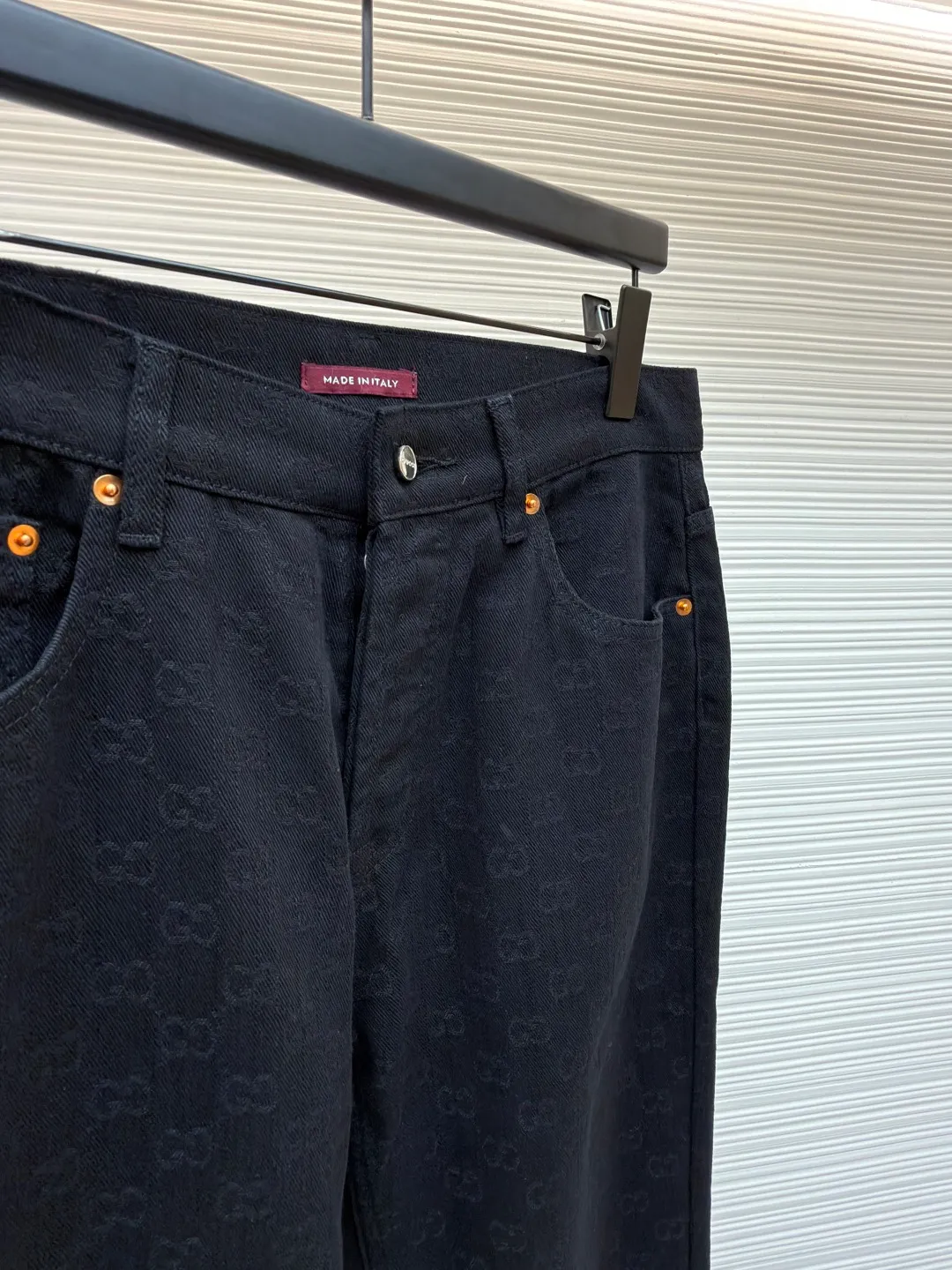 Gucci dark jacquard pattern jeans ●Item number: 1681277-B25 ●Material: denim denim fabric ●Technology: jacquard production ●Color: black ●Version: fitted version ●Weight: about 565 grams ●Size: 30-31-32-33-34-36 ●Description: Dark color matching is a creative interpretation of the exquisite atmosphere of early autumn. Behind the unpretentious colors lies a complex internal structure and low-key and restrained details, which is simple but not simple. This regular version is crafted from stonewashed denim fabric, with Gucci embroidery and red and green webbing pull-loop details cleverly incorporated into it, doubling the charm of the entire design. The overall wiring is straight and delicate, the fabric is comfortable and soft, and the color is consistent without color difference. It can be matched with the same style to create a fashionable look and control various occasions. Customized accessories, complete with three standards, same style for men and women!