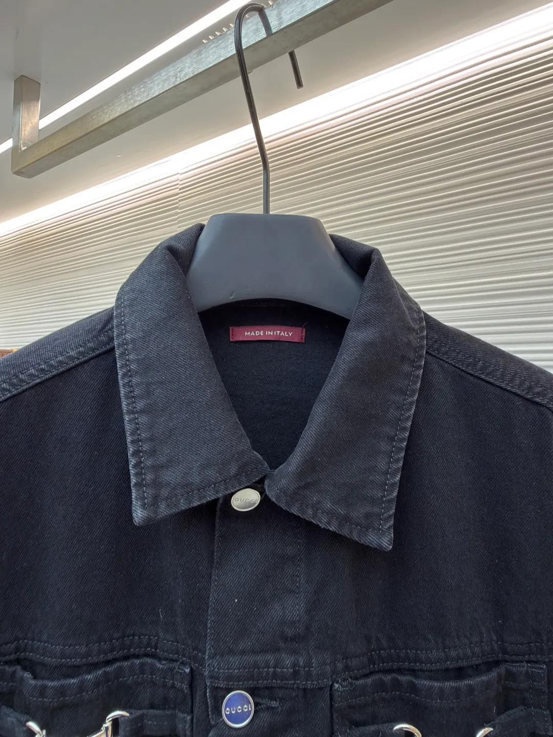 Gucci horsebit cotton button fastening denim jacket ●Original version: purchased and developed by 13929 ●Item number: 1682545-B80 ●Fabric: denim fabric ●Technology: washed production ●Color: black ●Version: fitted version ●Weight: about 990 grams ●Size: 46-48-50-52 ●Description: This LOUIS The VUITTON denim jacket is made of high-weight denim denim fabric, which is processed by stonewashing and enzyme washing. It presents a classic denim blue with a natural distressed texture. The fabric is stiff and wear-resistant without losing softness, and is not easy to deform or fade. The body adopts a classic work jacket shape, with a neat and elegant lapel design. Customized metal buttons at the placket have a thick texture. The chest patch pocket is decorated with metal buckles, highlighting the ingenious brand details. The shoulders are seamlessly spliced, the cuffs and hem are ribbed to fit the body shape, and the side seam pockets are made with inlay technology, with straight and fine lines. The overall cut is an oversized and loose silhouette, with customized accessories and three labels. The detailed craftsmanship shows the brand's ingenuity. It is suitable for various scenarios such as daily outings and casual wear. It is a classic item that creates a street style. The overall wiring is straight and delicate, the fabric is comfortable and soft, and the color is consistent without color difference. It can be matched with the same style to create a fashionable look and control various occasions. Customized accessories, complete with three standards, same style for men and women!