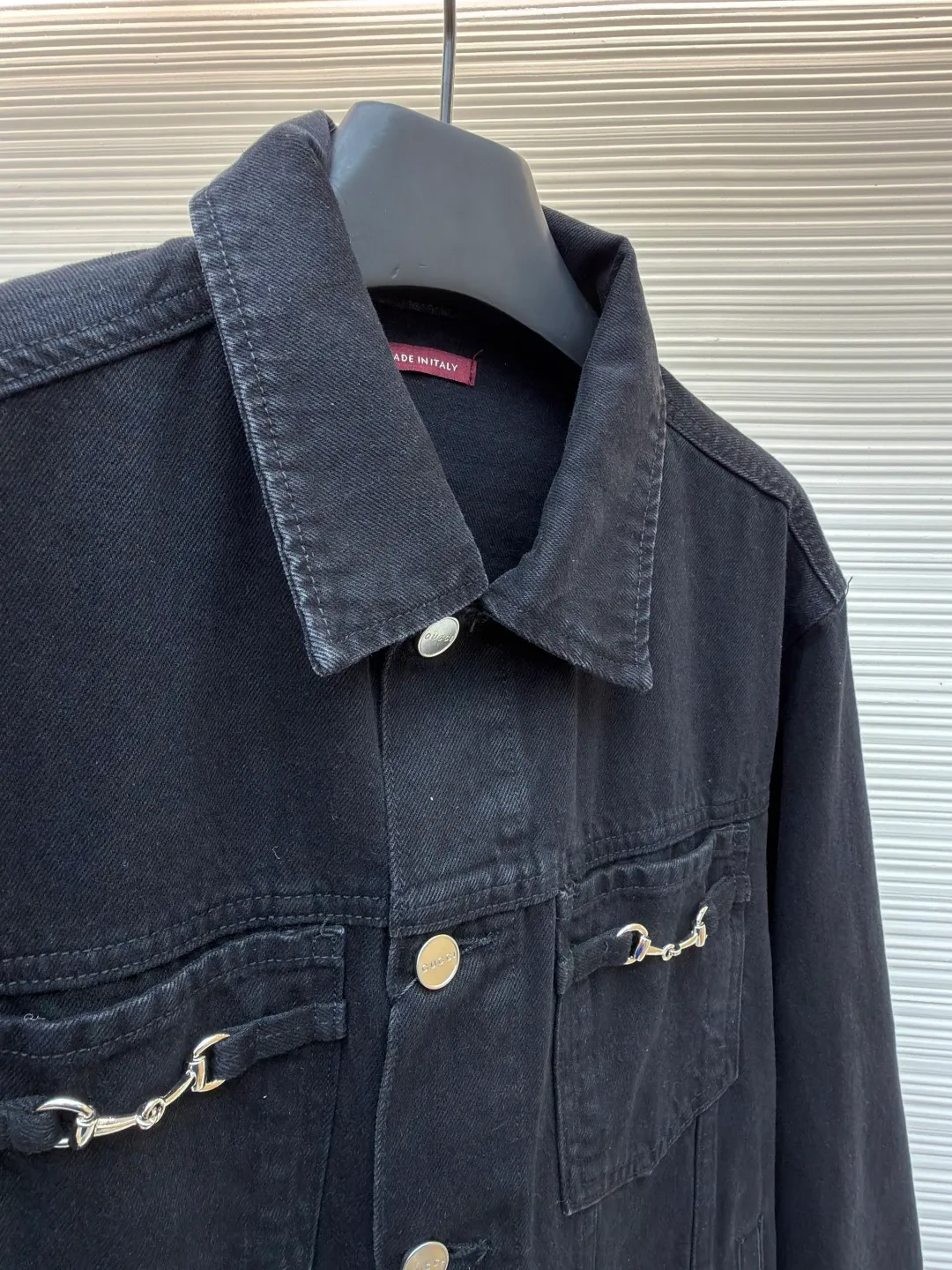 Gucci horsebit cotton button fastening denim jacket ●Original version: purchased and developed by 13929 ●Item number: 1682545-B80 ●Fabric: denim fabric ●Technology: washed production ●Color: black ●Version: fitted version ●Weight: about 990 grams ●Size: 46-48-50-52 ●Description: This LOUIS The VUITTON denim jacket is made of high-weight denim denim fabric, which is processed by stonewashing and enzyme washing. It presents a classic denim blue with a natural distressed texture. The fabric is stiff and wear-resistant without losing softness, and is not easy to deform or fade. The body adopts a classic work jacket shape, with a neat and elegant lapel design. Customized metal buttons at the placket have a thick texture. The chest patch pocket is decorated with metal buckles, highlighting the ingenious brand details. The shoulders are seamlessly spliced, the cuffs and hem are ribbed to fit the body shape, and the side seam pockets are made with inlay technology, with straight and fine lines. The overall cut is an oversized and loose silhouette, with customized accessories and three labels. The detailed craftsmanship shows the brand's ingenuity. It is suitable for various scenarios such as daily outings and casual wear. It is a classic item that creates a street style. The overall wiring is straight and delicate, the fabric is comfortable and soft, and the color is consistent without color difference. It can be matched with the same style to create a fashionable look and control various occasions. Customized accessories, complete with three standards, same style for men and women!