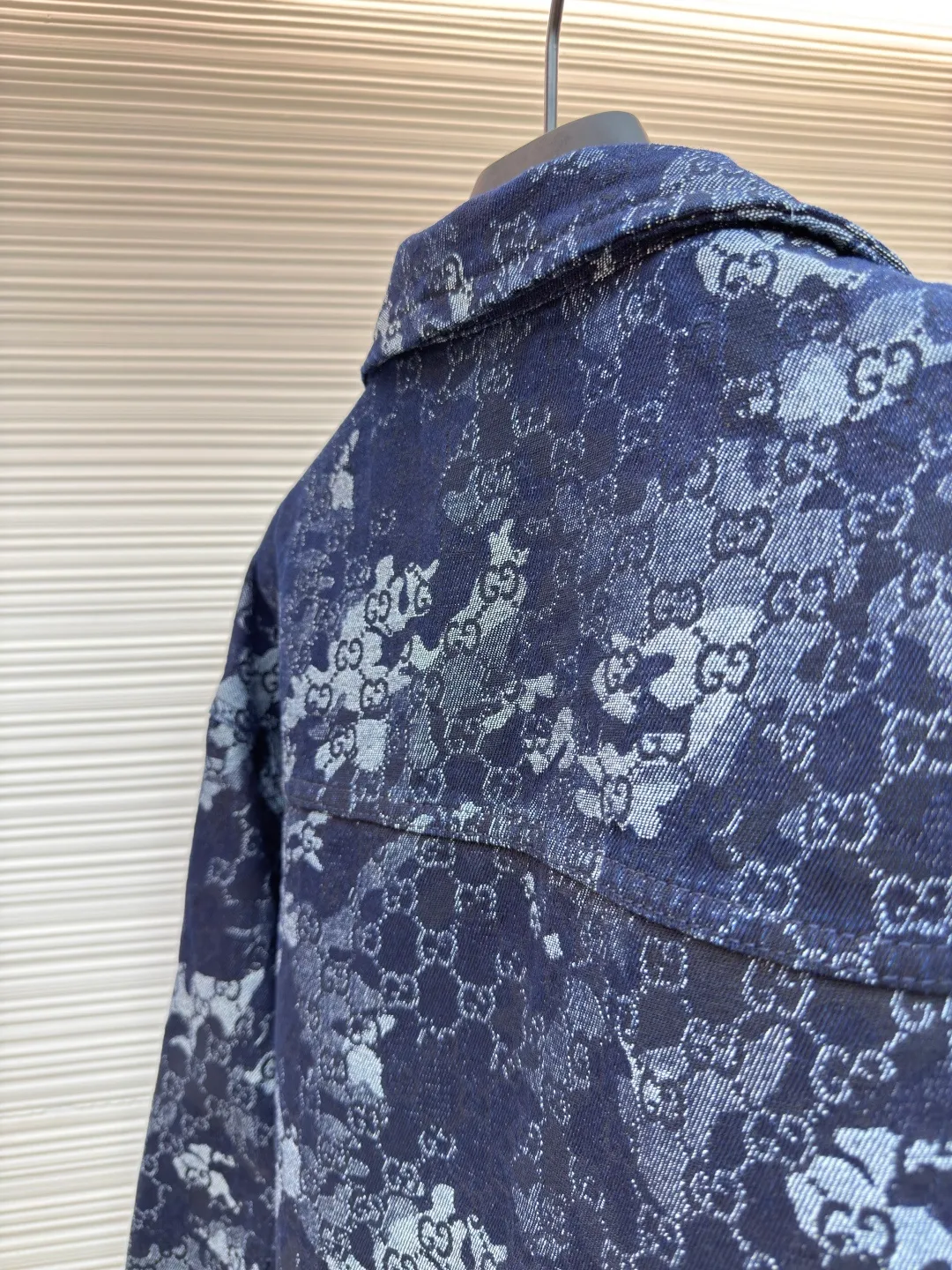 Gucci full-print jacquard denim jacket ●Original version: Purchased and developed for 23900 ●Item number: 1680708-B45 ●Fabric: Denim jacquard denim ●Technology: Stone-milled fermentation wash ●Version: Fitted version ●Weight: about 1030g ●Size: 44-46-48-50 ●Description: Customized double G denim jacquard denim, as moist as cotton, comfortable and close to the skin, with dark blue as the base Using ivory white as light, flowing luxury is woven between the warp and weft of denim. The all-over GG marble effect pattern is laid out on it. It complements the Gucci leather label on the back to add brand recognition. The zipper interprets the luxury grammar between opening and closing. Dare to break the rules and create a walking art. The elegant collection of suits interprets the luxurious style of fabric jacquard technology. By weaving GG marble effect technology on the surface of the fabric, the interweaving method of warp and weft lines is controlled to precisely control the interweaving density and tension of the yarn. To make it more three-dimensional, the electrolytic dark blue ➕ stone grinding and fermentation washing process prioritizes the use of electrochemical reactions to change the color of the fabric, and then mixes the fabric with abrasives through a grinder and uses hot water to clean it to achieve a specific washing effect. The double process of washing and light frying first desizing and cleaning the denim material, and then sand washing to produce a fading effect, thereby frying the color through special chemical treatment to produce a special color contrast effect. The overall wiring is straight and delicate, the fabric is comfortable and soft, and the color is consistent without color difference. It can be matched with the same style to create a fashionable look and control various occasions. Customized accessories, complete with three standards, same style for men and women!