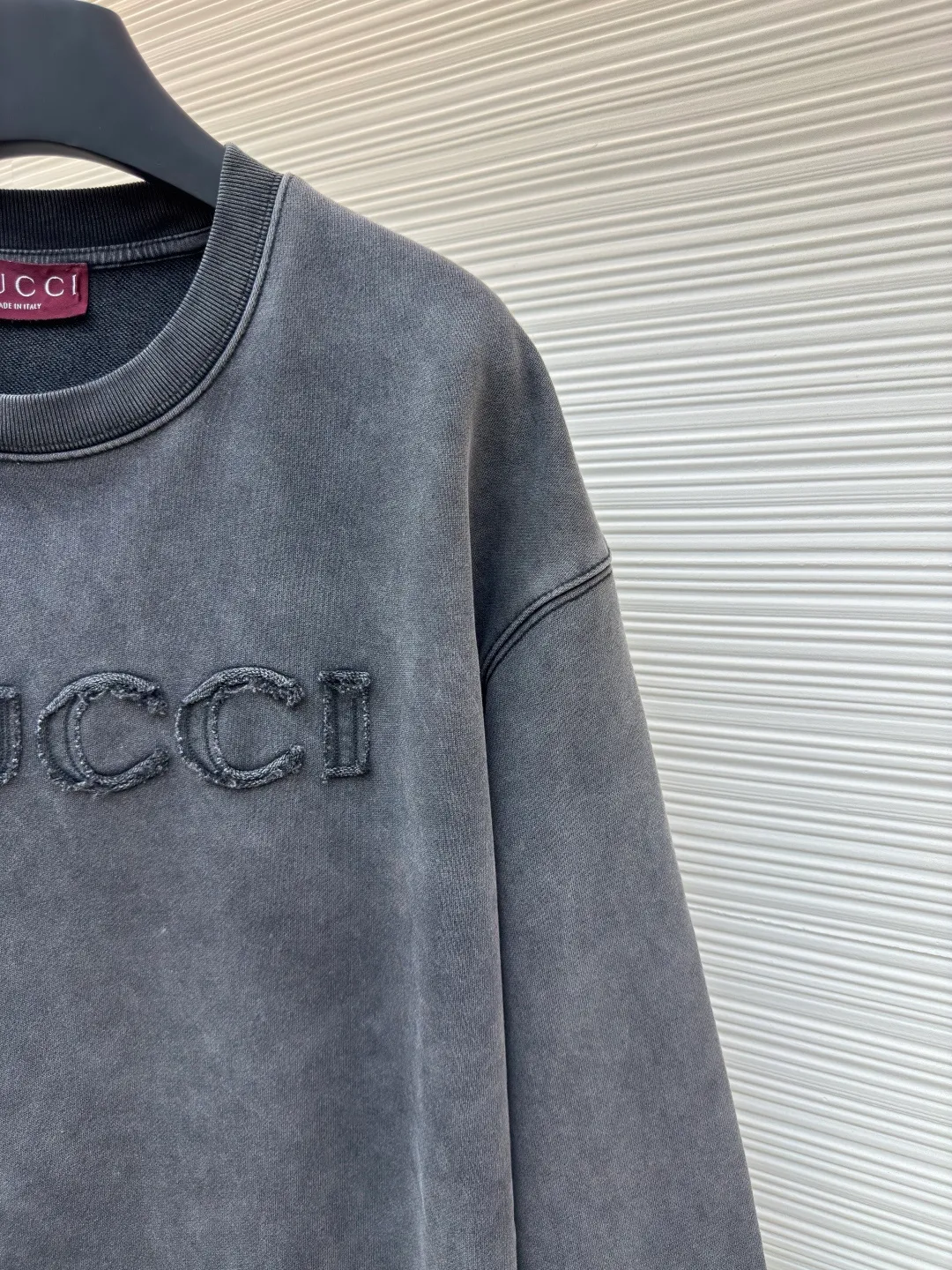 Gucci patch embroidered logo sweatshirt ●Authentic product: purchased and developed for 9900 ●Item number: 1680564-A55 ●Fabric: double-woven cotton velvet fabric ●Technology: distressed patch production ●Version: fitted version ●Weight: about 685 grams ●Size: S-M-L-XL ●Description: Customized luxurious double-woven cotton velvet with full texture and comfortable skin fit The ink shadows are darkened after being carefully carved with washed old-fashioned craftsmanship, precipitating a kind of warmth and restraint that has been polished over the years. The iconic Gucci logo appears on the sweatshirt in the form of three-dimensional patch embroidery, injecting soul into the overall shape and embodying the essence of the brand. The embroidery writes a new chapter in fashion using imported machine patch embroidery technology. Advanced computer control systems and precision mechanical components are used to realize Gucci patch embroidery operations. Presenting an embroidery effect with both clarity and three-dimensionality. Washing water makes it look vintage and old. Use a special solution to remove stains and slight fading. Use strong washing methods to fade the color and make it more uniform. The workmanship is complex and the loss is high. The overall wiring is straight and delicate, the fabric is comfortable and soft, and the color is consistent without color difference. It can be matched with the same style to create a fashionable look and control various occasions. Customized accessories, complete with three standards, same style for men and women!