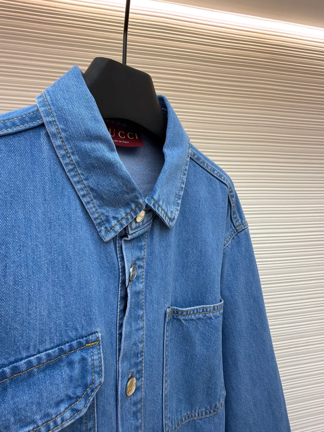 GUCCI Denim Ribbon Denim Jacket ●Original version: Purchased and developed by 7125 ●Item number: 1681354-B90 ●Material: Denim denim fabric ●Technology: Ribbon production ●Color: blue ●Version: Fitted version ●Weight: about 830 grams ●Size: 46-48-50-52 ●Description: Crafted from denim denim fabric, with excellent texture, comfortable and soft, skin-friendly and breathable, the pockets are decorated with red and green webbing, echoing the trouser legs. The overall alignment is straight and delicate, the fabric is comfortable and soft, and the color is consistent without color difference. It can be matched with the same style to create a fashionable look and control various occasions. Customized accessories, complete with three standards, the same style for men and women!