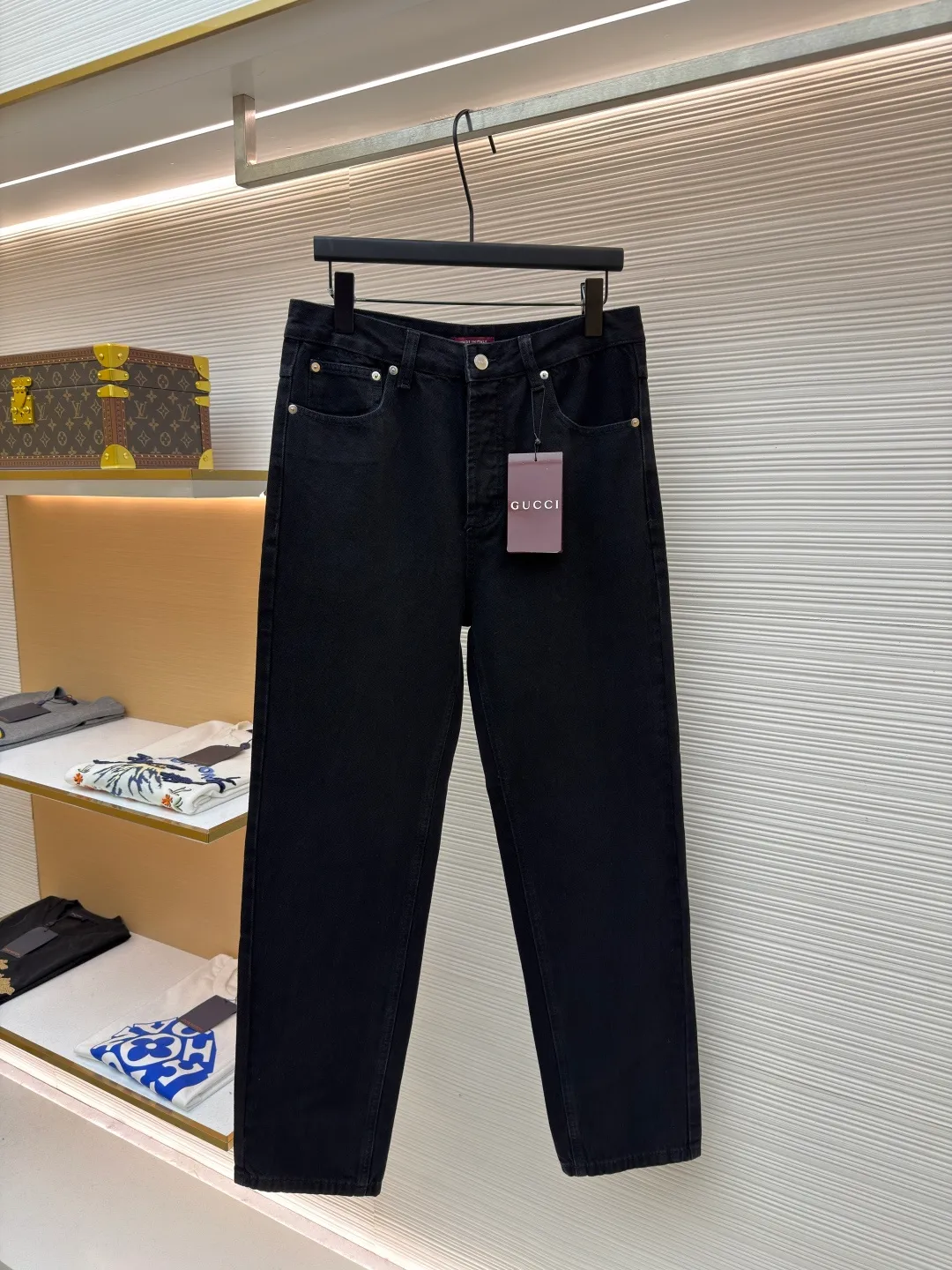 Gucci horsebit cotton jeans ●Item number: 1682555-B25 ●Material: denim fabric ●Technology: washed production ●Color: black ●Version: fitted version ●Weight: about 705 grams ●Size: 30-31-32-33-34-36 ●Description: This GUCCI classic blue denim trousers is made of high-weight denim denim fabric. After pre-washing, it feels soft and retains the stiffness of the fabric. It is not easy to deform and fade. The classic denim blue color is versatile and full of retro texture. The trousers adopt a classic five-pocket structure design. The placket has custom-made metal buttons and zippers with thick texture. The trousers at the waist are evenly distributed and can be matched with different belts. The overall shape is a straight and loose silhouette, neatly cut to fit the body shape, the trouser hems are exquisitely hemmed, the stitching is straight and fine, the tag-less design is more simple, the customized accessories and brand logo details are complete, and the craftsmanship shows the level of luxury. It is suitable for daily outings, casual commuting and other scenarios. It is the core item for creating casual retro wear. The overall wiring is straight and delicate, the fabric is comfortable and soft, and the color is consistent without color difference. It can be matched with the same style to create a fashionable look and control various occasions. Customized accessories, complete with three standards, same style for men and women!
