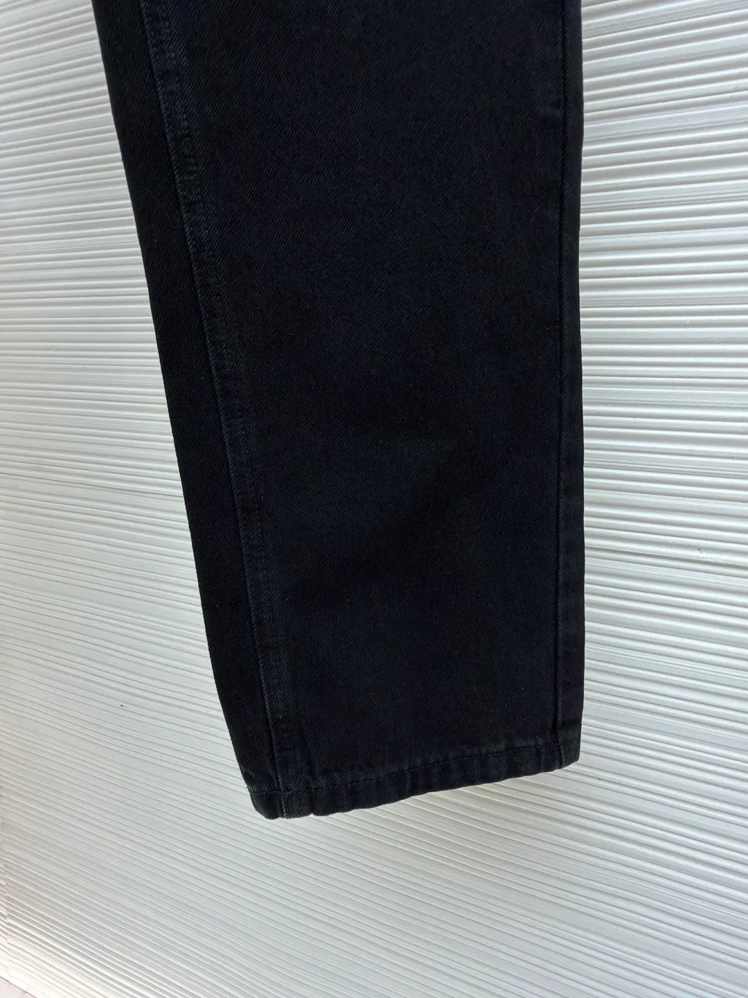 Gucci horsebit cotton jeans ●Item number: 1682555-B25 ●Material: denim fabric ●Technology: washed production ●Color: black ●Version: fitted version ●Weight: about 705 grams ●Size: 30-31-32-33-34-36 ●Description: This GUCCI classic blue denim trousers is made of high-weight denim denim fabric. After pre-washing, it feels soft and retains the stiffness of the fabric. It is not easy to deform and fade. The classic denim blue color is versatile and full of retro texture. The trousers adopt a classic five-pocket structure design. The placket has custom-made metal buttons and zippers with thick texture. The trousers at the waist are evenly distributed and can be matched with different belts. The overall shape is a straight and loose silhouette, neatly cut to fit the body shape, the trouser hems are exquisitely hemmed, the stitching is straight and fine, the tag-less design is more simple, the customized accessories and brand logo details are complete, and the craftsmanship shows the level of luxury. It is suitable for daily outings, casual commuting and other scenarios. It is the core item for creating casual retro wear. The overall wiring is straight and delicate, the fabric is comfortable and soft, and the color is consistent without color difference. It can be matched with the same style to create a fashionable look and control various occasions. Customized accessories, complete with three standards, same style for men and women!