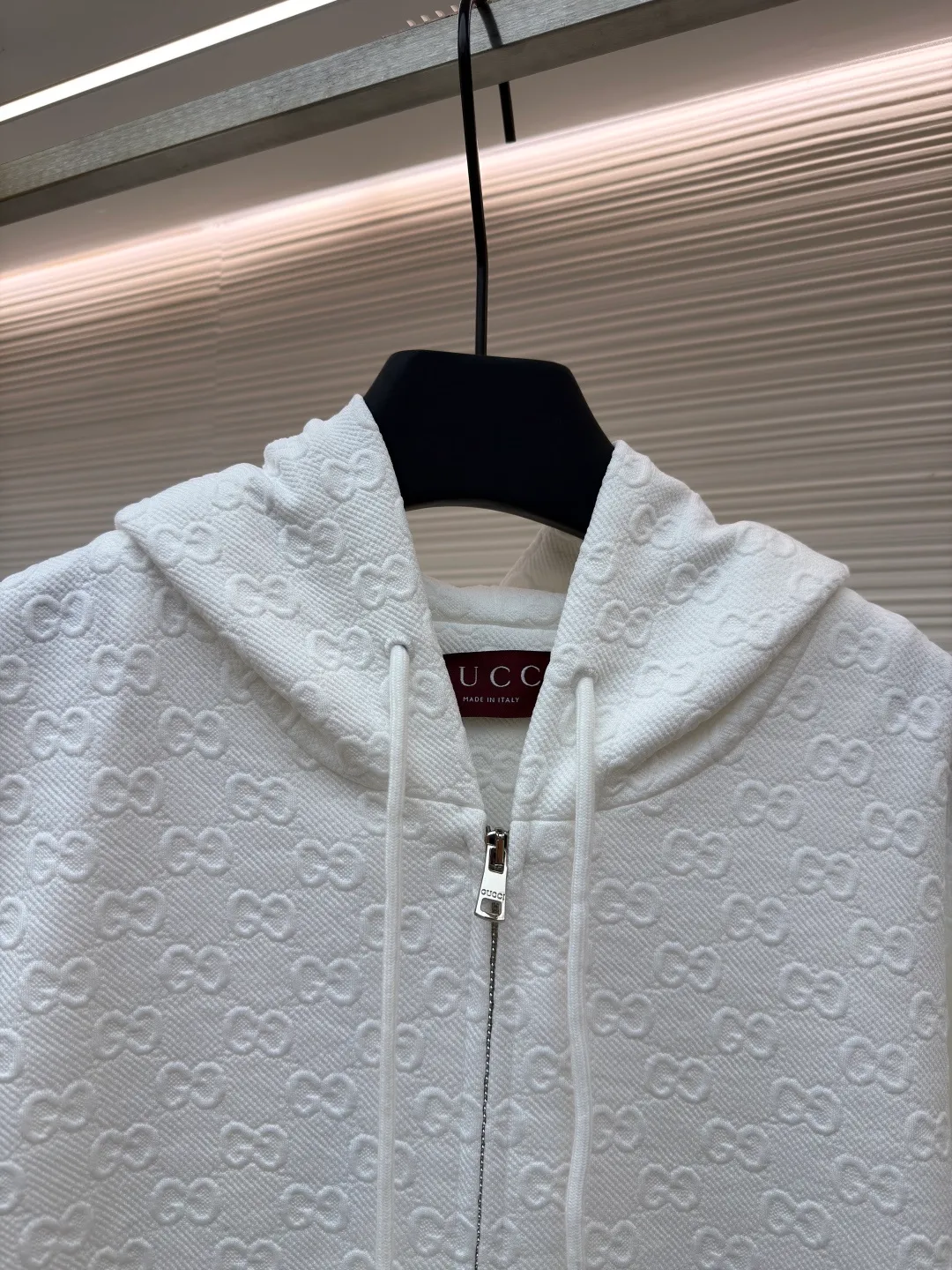 Gucci fully printed zipper jacquard jacket with colorful words ●Original version: purchased and developed by 12479 ●Item number: 1680876-B80 ●Fabric: denim fabric ●Technology: jacquard production ●Version: fitted version ●Weight: about 850 grams ●Size: S-M-L-XL ●Description: This jacket is crafted from camel and dark brown GG canvas, embellished with GG shreds throughout, lined, and has a front zipper and button closure, giving it a unique style. The overall wiring is straight and delicate, the fabric is comfortable and soft, and the color is consistent without color difference. It can be matched with the same style to create a fashionable look and control various occasions. Customized accessories, complete with three standards, same style for men and women!
