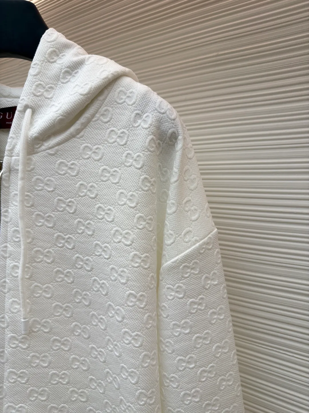 Gucci fully printed zipper jacquard jacket with colorful words ●Original version: purchased and developed by 12479 ●Item number: 1680876-B80 ●Fabric: denim fabric ●Technology: jacquard production ●Version: fitted version ●Weight: about 850 grams ●Size: S-M-L-XL ●Description: This jacket is crafted from camel and dark brown GG canvas, embellished with GG shreds throughout, lined, and has a front zipper and button closure, giving it a unique style. The overall wiring is straight and delicate, the fabric is comfortable and soft, and the color is consistent without color difference. It can be matched with the same style to create a fashionable look and control various occasions. Customized accessories, complete with three standards, same style for men and women!