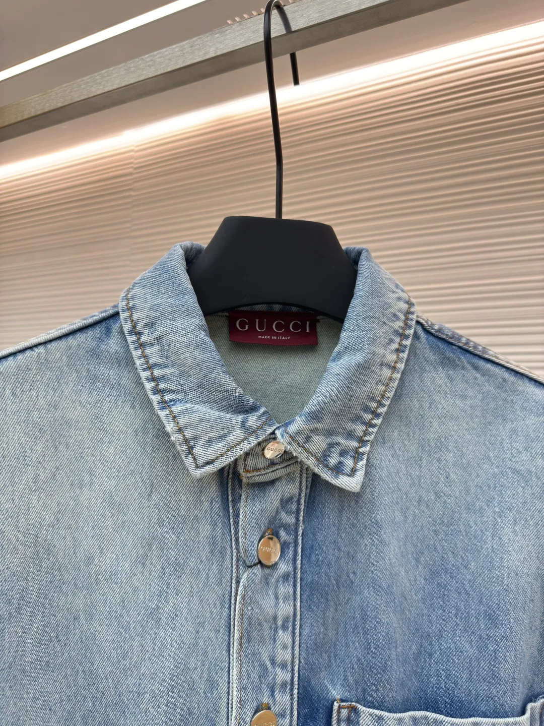 Gucci washed embossed denim jacket ●Authentic product: Purchased and developed by 10934 ●Item No.: 1680563-C20 ●Material: denim fabric ●Technology: washed embossed production ●Version: Loose fit ●Weight: about 985 grams ●Size: 46-48-50-52 ●Description: Customized fantasy light blue stonewashed cotton denim, prioritize the spray horse lining and rub it by hand to create a gradient effect , using stamping filling technology to fill foam cotton with good cushioning performance, hot melt glue gun sealing operation, and using fried sand hand-rubbing technology to cause natural fading and wear on the surface of the denim material, and then using special tools to physically damage the surface by hand, maintaining the original texture and details while increasing its uniqueness, heavy washing and whitening process, customized accessories, and loose fit. The overall wiring is straight and delicate, the fabric is comfortable and soft, and the color is consistent without color difference. It can be matched with the same style to create a fashionable look and control various occasions. Customized accessories, complete with three standards, same style for men and women!