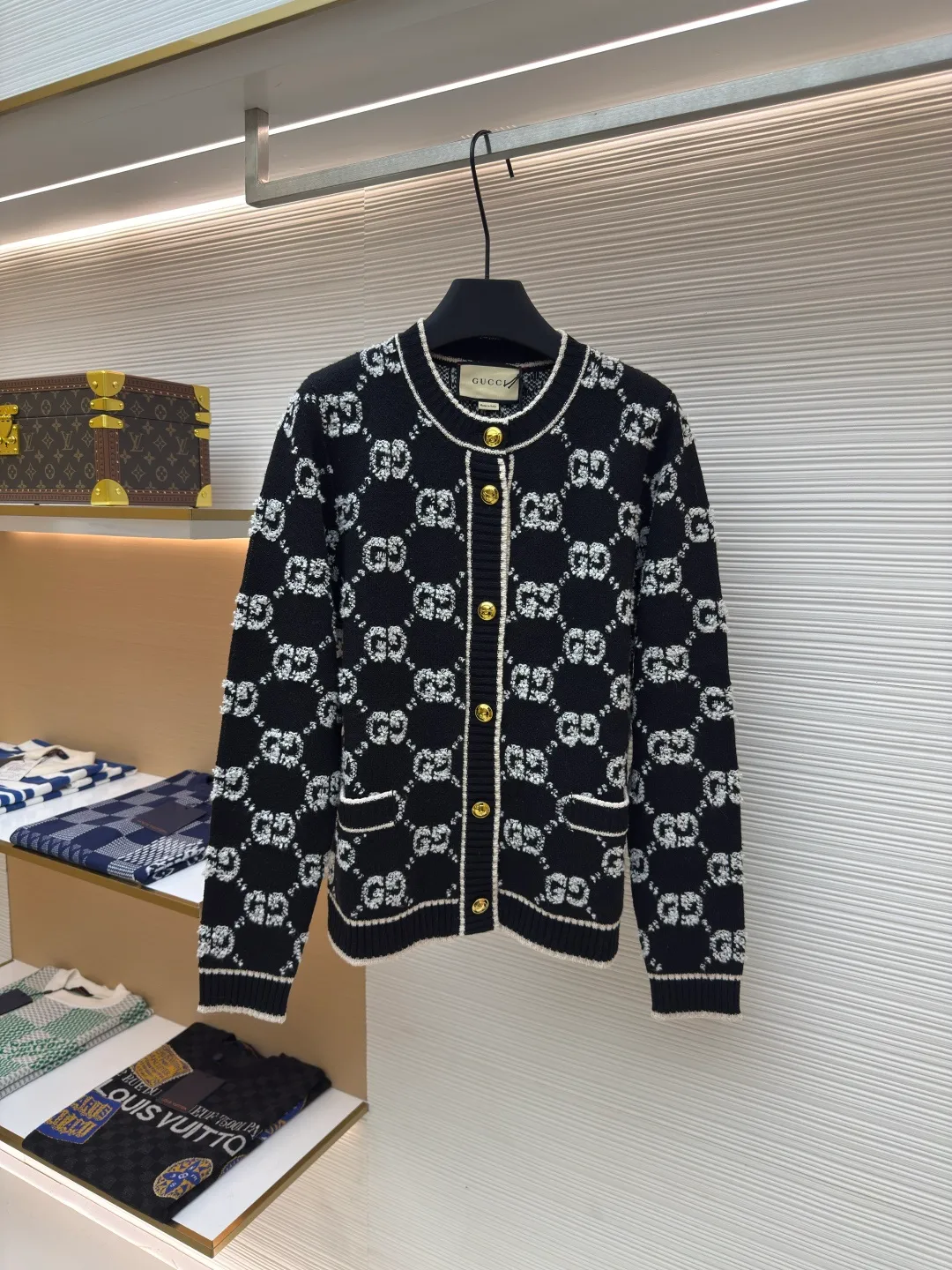 Gucci Looped G Letter Cardigan [Women's Clothing] ●Authentic product: Purchased and developed for 15700 ●Item number: 1680065-B70 ●Fabric: wool fabric ●Technology: Knitting ●Version: loose fit ●Weight: about 745 grams ●Size: S-M-L ●Description: We use high-end 50% high-end wool with higher cost. We refer to the original version for 1:1 coloring and dyeing of the yarn. The color similarity is as high as 95%. The difference between worsted wool and wool lies in the sensory effect. , half of the wool has a rich and smooth suede, feels warm to the touch, has no creases after folding, the wool body is soft and has strong resilience, making it one of the must-have wool materials for high-end goods; the loom we use is a 7-needle machine imported from Germany for weaving. Referring to the original version, we conduct a 1:1 test pattern. The thickness, height and twist count of the pattern are all exactly the same as the original version. Each set of patterns adopts the dynamic density of the imported machine. Through control, each set of patterns has a corresponding density. The overall pattern effect is compared with the original version, and the effect is full. It will not be like those ordinary computerized flat knitting machines. In order to rush the goods, the speed is turned to the limit. The stitches of the knitted garments are different in size, lettering, and pattern patterns. For our entire garment, the texture of the garment parts is cleaned, no lettering is used, and there will be no pattern patches, which greatly ensures the texture and clear texture of the garment parts. The overall wiring is straight and delicate, the fabric is comfortable and soft, and the color is consistent without color difference. It can be matched with the same style to create a fashionable look and control various occasions. Customized accessories, complete with three standards, same style for men and women!
