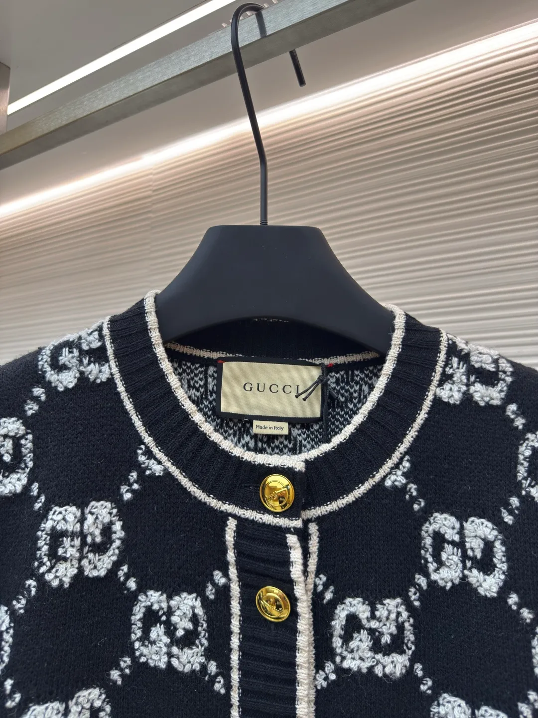 Gucci Looped G Letter Cardigan [Women's Clothing] ●Authentic product: Purchased and developed for 15700 ●Item number: 1680065-B70 ●Fabric: wool fabric ●Technology: Knitting ●Version: loose fit ●Weight: about 745 grams ●Size: S-M-L ●Description: We use high-end 50% high-end wool with higher cost. We refer to the original version for 1:1 coloring and dyeing of the yarn. The color similarity is as high as 95%. The difference between worsted wool and wool lies in the sensory effect. , half of the wool has a rich and smooth suede, feels warm to the touch, has no creases after folding, the wool body is soft and has strong resilience, making it one of the must-have wool materials for high-end goods; the loom we use is a 7-needle machine imported from Germany for weaving. Referring to the original version, we conduct a 1:1 test pattern. The thickness, height and twist count of the pattern are all exactly the same as the original version. Each set of patterns adopts the dynamic density of the imported machine. Through control, each set of patterns has a corresponding density. The overall pattern effect is compared with the original version, and the effect is full. It will not be like those ordinary computerized flat knitting machines. In order to rush the goods, the speed is turned to the limit. The stitches of the knitted garments are different in size, lettering, and pattern patterns. For our entire garment, the texture of the garment parts is cleaned, no lettering is used, and there will be no pattern patches, which greatly ensures the texture and clear texture of the garment parts. The overall wiring is straight and delicate, the fabric is comfortable and soft, and the color is consistent without color difference. It can be matched with the same style to create a fashionable look and control various occasions. Customized accessories, complete with three standards, same style for men and women!