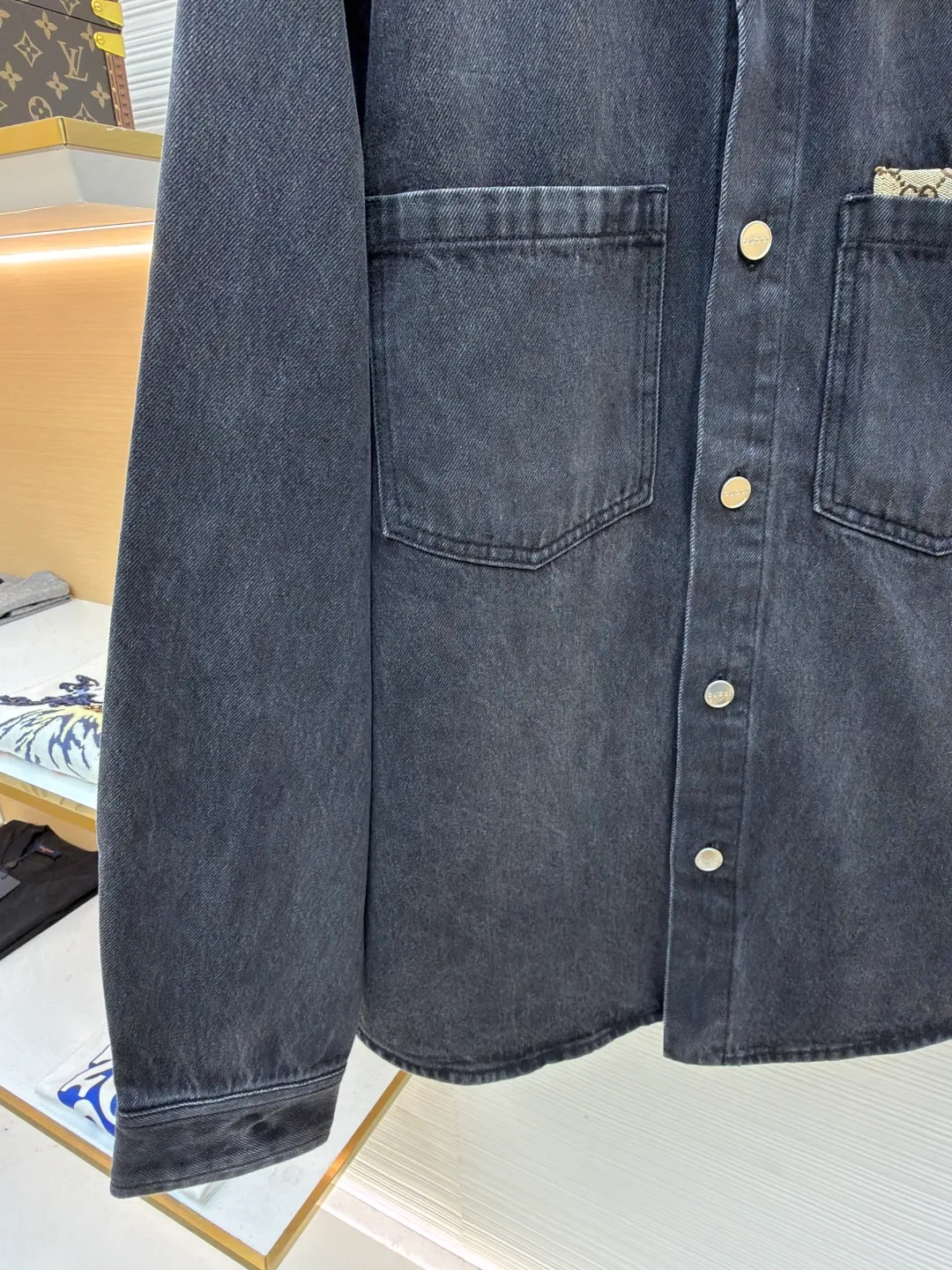 Gucci washed cotton denim embellished pocket jacket ●Original version: purchased and developed by 14057 ●Item number: 1682546-B80 ●Material: denim fabric ●Technology: washed production ●Color: washed black ●Version: fitted version ●Weight: about 950 grams ●Size: 46-48-50-52 ●Description: This GUCCI black and gray distressed denim shirt is made of high-weight denim denim fabric. It is stone washed and acid washed to present a natural black and gray gradient distressed texture. The fabric is stiff and wear-resistant without losing softness, and is not easy to deform or fade. The pocket on the left side of the body is spliced ​​with the brand's classic presbyopic canvas, which uses manual counter-stitching technology. The splicing lines are straight and fine, forming a material contrast with the denim fabric. The lapel design of the classic shirt is neat and elegant, the placket has custom-made mother-of-pearl buttons with a warm texture, the cuffs are adjustable sleeves, the shoulders are seamlessly spliced, and the hem is curved to fit the body better. The overall shape is loose, with customized accessories and three labels, and the details and craftsmanship show the level of luxury. It can be worn alone or layered as a jacket, and is suitable for daily outings, light retro wear and other scenarios. The overall wiring is straight and delicate, the fabric is comfortable and soft, and the color is consistent without color difference. It can be matched with the same style to create a fashionable look and control various occasions. Customized accessories, complete with three standards, same style for men and women!