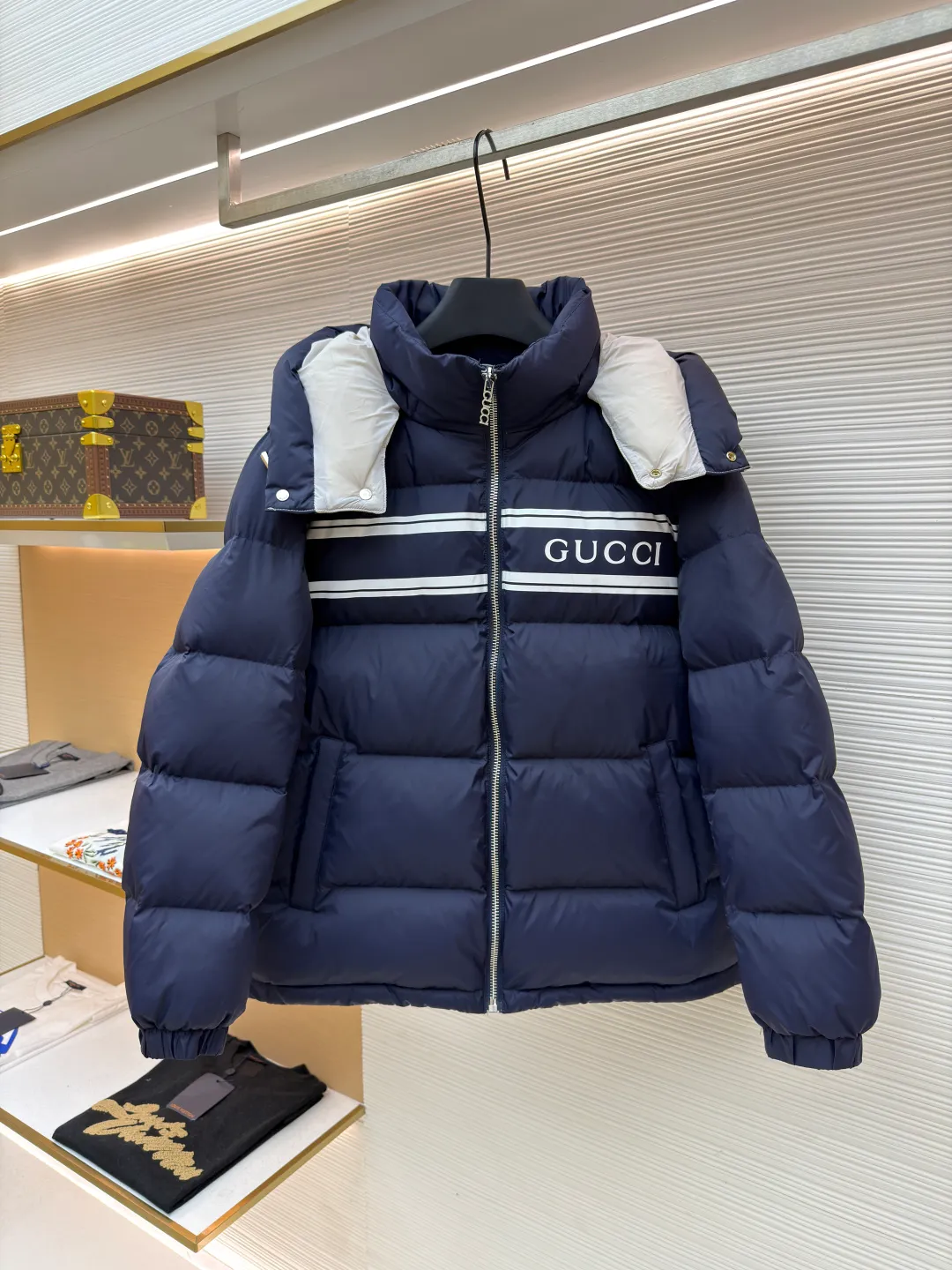 Gucci striped print detachable hood down jacket ●Original version: purchased and developed by 12389 ●Item number: 1681649-C80 ●Fabric: white goose down fabric ●Technology: mechanical down filling ●Color: navy blue ●Version: fitted version ●Weight: about 1025 grams ●Size: 42-44-46-48-50 ●Description: Purchased by the original buyer, custom-woven and dyed gray fabric with positioning printing, independent molding for hardware, and uniform filling of imported special goose down cotton. It is light, delicate, soft, not easy to deform, and does not show through. Goose down cotton is widely used in ski shirts and cold-proof clothing, and its international reputation is not inferior to that of pure down. , placket zipper with resin double-end opening and tail lowered by 1.2 cm. Collar pull nylon single-end closed end. It follows every small detail of the original version. The similarity is 99.99%. The single finished product weighs more than 1 kilogram. It is indispensable in winter. The overall wiring is straight and delicate, the fabric is comfortable and soft, and the color is consistent without color difference. It can be matched with the same style to create a fashionable look, and can be used in various occasions. Customized accessories, complete with three standards, same style for men and women!