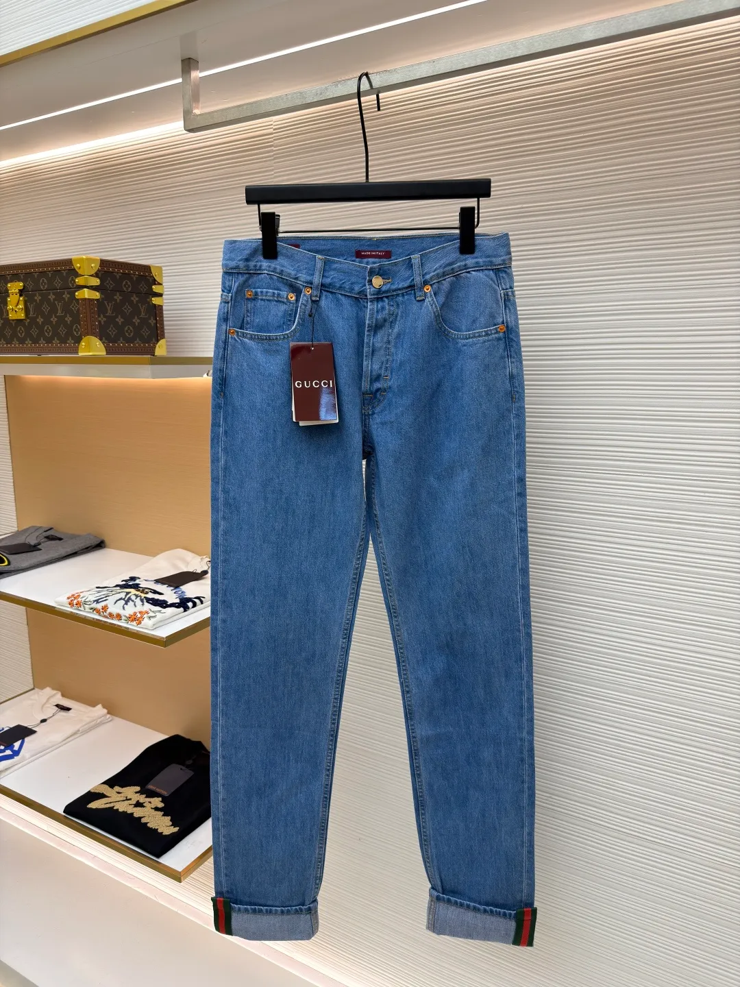 GUCCI Denim Ribbon Jeans ●Original version: Purchased and developed by 3261 ●Item number: 1681353-B25 ●Material: Denim denim fabric ●Technology: embroidery production ●Color: blue ●Version: Fitted version ●Weight: about 650 grams ●Size: 30-31-32-33-34-36 ●Description: The denim series is a new interpretation of clothing, adding subtle and restrained details to daily looks. These tapered trousers are crafted from certified cotton denim fabric. The trouser legs are embellished with red and green webbing pull-loop details, showing a unique charm. The overall line is straight and delicate, the fabric is comfortable and soft, and the color is consistent without color difference. It can be matched with the same style to create a fashionable look and control various occasions. Customized accessories, complete with three labels, the same style for men and women!