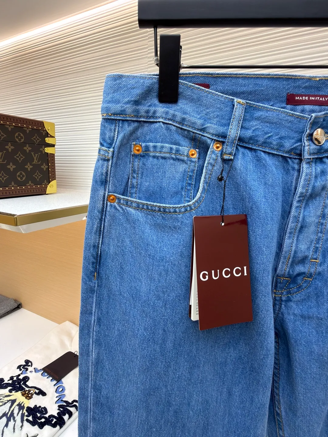 GUCCI Denim Ribbon Jeans ●Original version: Purchased and developed by 3261 ●Item number: 1681353-B25 ●Material: Denim denim fabric ●Technology: embroidery production ●Color: blue ●Version: Fitted version ●Weight: about 650 grams ●Size: 30-31-32-33-34-36 ●Description: The denim series is a new interpretation of clothing, adding subtle and restrained details to daily looks. These tapered trousers are crafted from certified cotton denim fabric. The trouser legs are embellished with red and green webbing pull-loop details, showing a unique charm. The overall line is straight and delicate, the fabric is comfortable and soft, and the color is consistent without color difference. It can be matched with the same style to create a fashionable look and control various occasions. Customized accessories, complete with three labels, the same style for men and women!