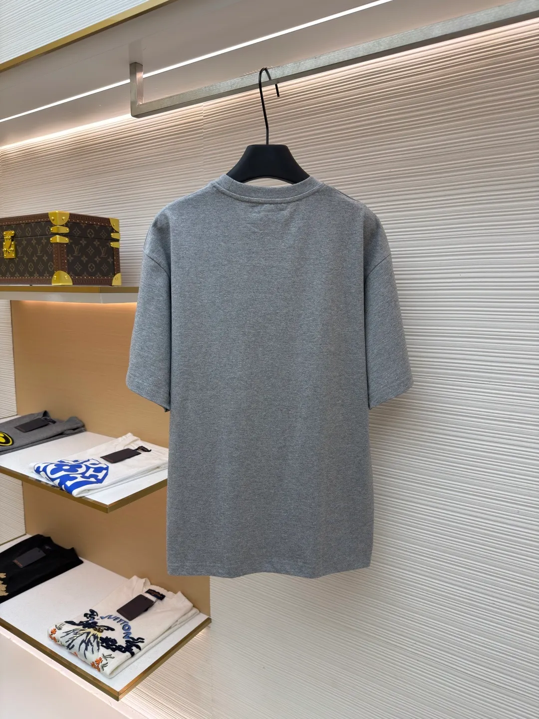 Gucci bridle webbing round neck short sleeves ●Original version: purchased and developed by 5270 ●Item number: 1682231-A00 ●Fabric: fine velvet knitted cotton fabric ●Technology: glue printing ●Color: gray ●Version: fitted version ●Weight: about 280 grams ●Size: XS-S-M-L ●Description: 5S special woven compact fine velvet knitted cotton, weight 230g/㎡; paired with 32S high count and weight 1x1 rib, weight 340g/㎡. Ribbing is used on the collar to ensure excellent elastic recovery and deformation resistance of the collar. The fabric adopts compact spinning technology in the spinning process, which significantly reduces yarn hairiness, making the fabric structure denser, the surface smoother, and the pilling resistance better; fine velvet knitted fabric means that the fabric has been lightly sanded or raised. It feels close to ultra-fine suede; it has a soft and waxy skin-friendly feel. The weight of 230g is medium to heavy, which gives the T-shirt good stiffness and drape, ensuring the texture of the garment and the silhouette that is not prone to collapse. The pattern adopts environmentally friendly elastic glue printing technology. The special environmentally friendly water-based elastic slurry is transferred to the surface of the fabric through a fine silk screen, and then baked and solidified at high temperature. Its elastic properties ensure that the printed pattern can stretch with the fabric without cracking, and has excellent durability; the printed area presents a semi-matte uniform coating effect with high color saturation. It feels soft to the touch and has no obvious film lumps, maintaining the original breathability and comfort of the fabric. The overall wiring is straight and delicate, the fabric is comfortable and soft, and the color is consistent without color difference. It can be matched with the same style to create a fashionable look and control various occasions. Customized accessories, complete with three standards, same style for men and women!