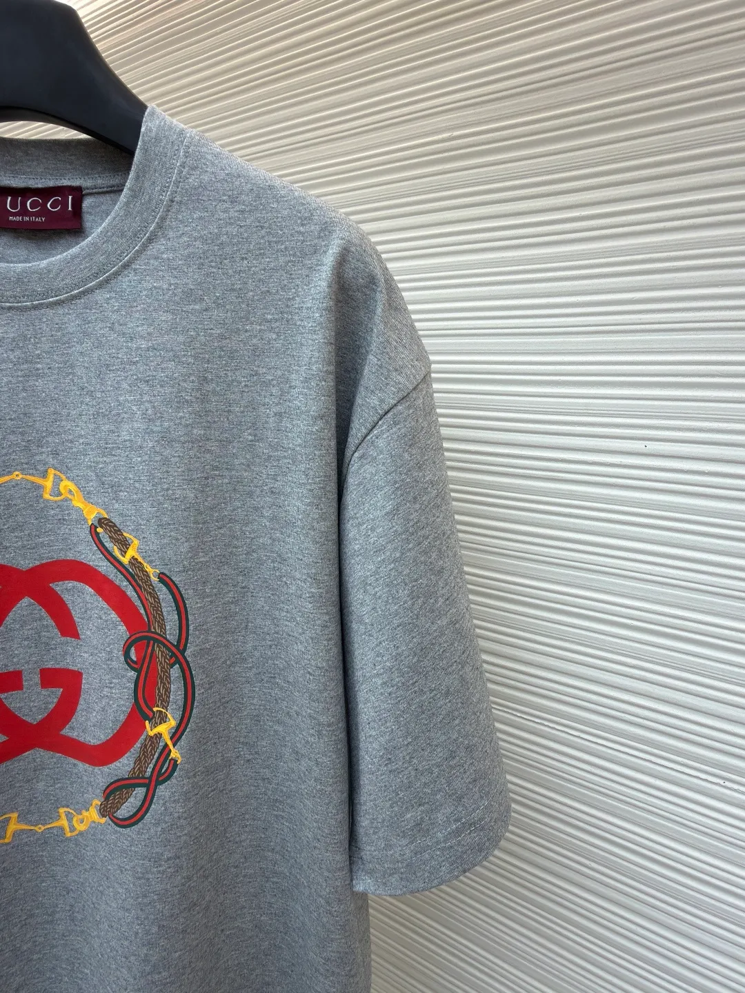 Gucci bridle webbing round neck short sleeves ●Original version: purchased and developed by 5270 ●Item number: 1682231-A00 ●Fabric: fine velvet knitted cotton fabric ●Technology: glue printing ●Color: gray ●Version: fitted version ●Weight: about 280 grams ●Size: XS-S-M-L ●Description: 5S special woven compact fine velvet knitted cotton, weight 230g/㎡; paired with 32S high count and weight 1x1 rib, weight 340g/㎡. Ribbing is used on the collar to ensure excellent elastic recovery and deformation resistance of the collar. The fabric adopts compact spinning technology in the spinning process, which significantly reduces yarn hairiness, making the fabric structure denser, the surface smoother, and the pilling resistance better; fine velvet knitted fabric means that the fabric has been lightly sanded or raised. It feels close to ultra-fine suede; it has a soft and waxy skin-friendly feel. The weight of 230g is medium to heavy, which gives the T-shirt good stiffness and drape, ensuring the texture of the garment and the silhouette that is not prone to collapse. The pattern adopts environmentally friendly elastic glue printing technology. The special environmentally friendly water-based elastic slurry is transferred to the surface of the fabric through a fine silk screen, and then baked and solidified at high temperature. Its elastic properties ensure that the printed pattern can stretch with the fabric without cracking, and has excellent durability; the printed area presents a semi-matte uniform coating effect with high color saturation. It feels soft to the touch and has no obvious film lumps, maintaining the original breathability and comfort of the fabric. The overall wiring is straight and delicate, the fabric is comfortable and soft, and the color is consistent without color difference. It can be matched with the same style to create a fashionable look and control various occasions. Customized accessories, complete with three standards, same style for men and women!