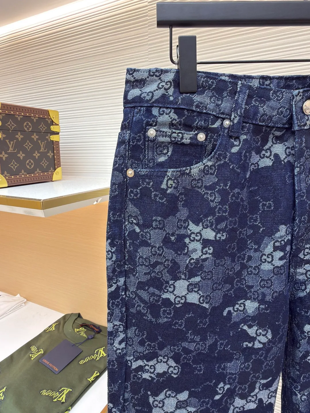Gucci full-print jacquard jeans ●Original version: Purchased and developed for 16800 ●Item number: 1680707-B20 ●Material: Denim jacquard denim fabric ●Technology: Stone-milled fermentation wash ●Version: Fitted version ●Weight: about 730 grams ●Size: 34-36-38-40 ●Description: Customized double G denim jacquard denim material, as moist as cotton, comfortable and close to the skin, with dark blue as the base and ivory white as the light The flowing luxury is woven between the warp and weft of the denim. The full-print GG marble effect pattern is laid out on it. The Gucci leather label on the back of the waistband complements the brand recognition. The visual poetics of proportion. Dare to break the rules and create a pair of walking art jeans. The elegant collection of suits interprets the luxury style fabric jacquard process. By weaving the GG marble effect technology on the fabric surface, it controls the interweaving method of the warp and weft lines. Precisely controls the interweaving density and tension of the yarn to make it more three-dimensional. Electrolytic dark blue ➕ stone grinding fermentation wash The process first uses electrochemical reaction to change the color of the fabric, and then mixes the fabric with abrasives through a grinder and uses hot water to wash it to achieve a specific washing effect. The double process of washing and light frying first desizing and cleaning the denim material, and then sand washing to produce a fading effect, so that special chemical treatment is used to stir-fry the color to produce a special color contrast effect. The overall wiring is straight and delicate, the fabric is comfortable and soft, and the color is consistent without color difference. It can be matched with the same style to create a fashionable look and control various occasions. Customized accessories, complete with three standards, same style for men and women!