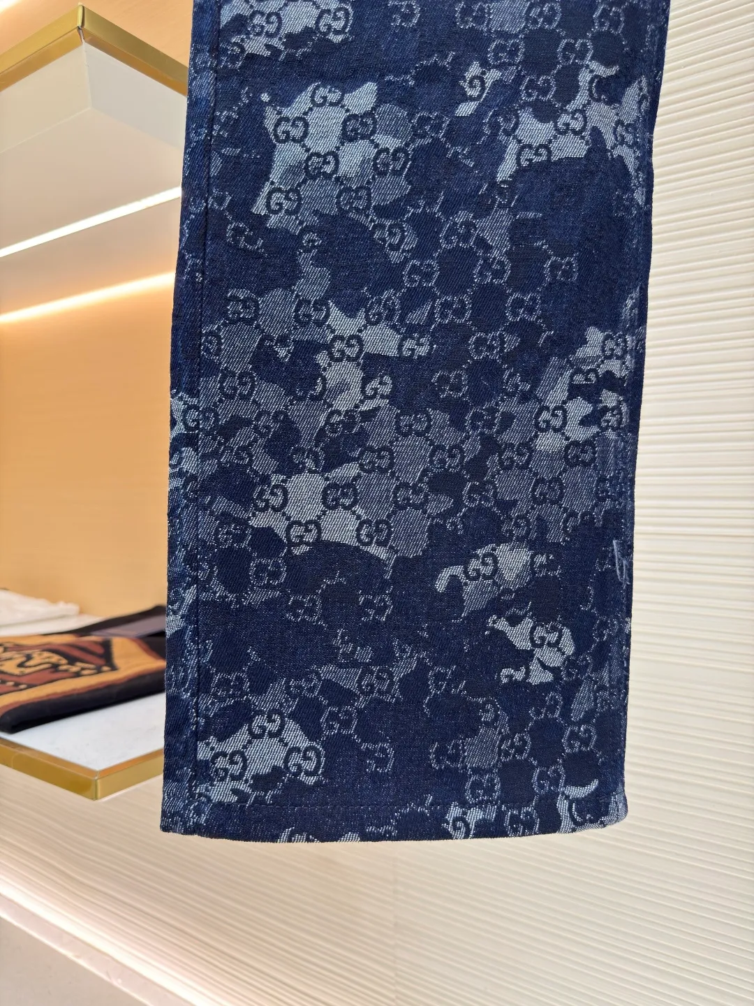Gucci full-print jacquard jeans ●Original version: Purchased and developed for 16800 ●Item number: 1680707-B20 ●Material: Denim jacquard denim fabric ●Technology: Stone-milled fermentation wash ●Version: Fitted version ●Weight: about 730 grams ●Size: 34-36-38-40 ●Description: Customized double G denim jacquard denim material, as moist as cotton, comfortable and close to the skin, with dark blue as the base and ivory white as the light The flowing luxury is woven between the warp and weft of the denim. The full-print GG marble effect pattern is laid out on it. The Gucci leather label on the back of the waistband complements the brand recognition. The visual poetics of proportion. Dare to break the rules and create a pair of walking art jeans. The elegant collection of suits interprets the luxury style fabric jacquard process. By weaving the GG marble effect technology on the fabric surface, it controls the interweaving method of the warp and weft lines. Precisely controls the interweaving density and tension of the yarn to make it more three-dimensional. Electrolytic dark blue ➕ stone grinding fermentation wash The process first uses electrochemical reaction to change the color of the fabric, and then mixes the fabric with abrasives through a grinder and uses hot water to wash it to achieve a specific washing effect. The double process of washing and light frying first desizing and cleaning the denim material, and then sand washing to produce a fading effect, so that special chemical treatment is used to stir-fry the color to produce a special color contrast effect. The overall wiring is straight and delicate, the fabric is comfortable and soft, and the color is consistent without color difference. It can be matched with the same style to create a fashionable look and control various occasions. Customized accessories, complete with three standards, same style for men and women!