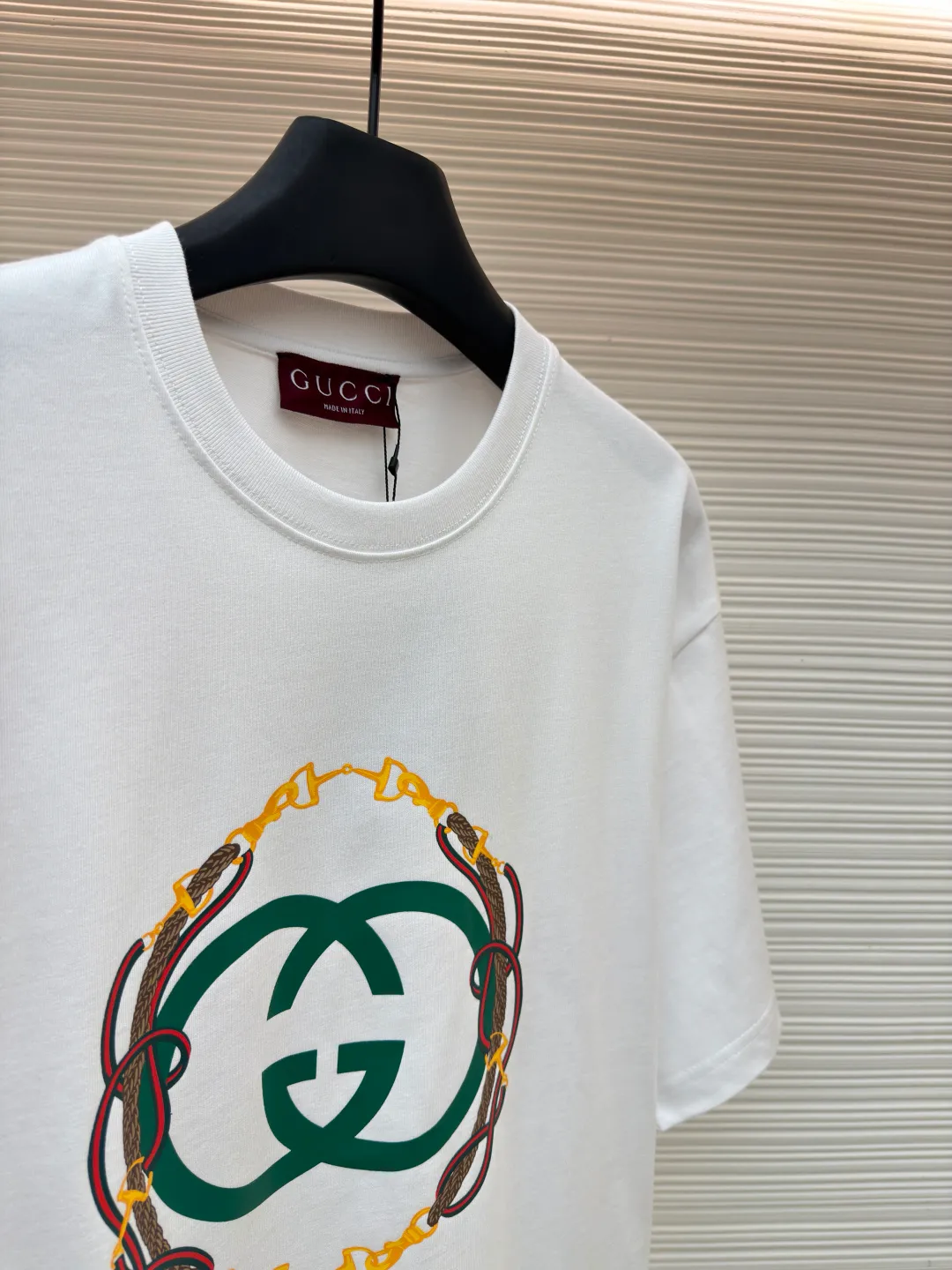 Gucci bridle webbing round neck short sleeves ●Original version: purchased and developed by 5270 ●Item number: 1682232-A00 ●Fabric: fine velvet knitted cotton fabric ●Technology: glue printing ●Color: white ●Version: fitted version ●Weight: about 285 grams ●Size: XS-S-M-L ●Description: 5S special woven compact fine velvet knitted cotton, weight 230g/㎡; paired with 32S high count and weight 1x1 rib, weight 340g/㎡. Ribbing is used on the collar to ensure excellent elastic recovery and deformation resistance of the collar. The fabric adopts compact spinning technology in the spinning process, which significantly reduces yarn hairiness, making the fabric structure denser, the surface smoother, and the pilling resistance better; fine velvet knitted fabric means that the fabric has been lightly sanded or raised. It feels close to ultra-fine suede; it has a soft and waxy skin-friendly feel. The weight of 230g is medium to heavy, which gives the T-shirt good stiffness and drape, ensuring the texture of the garment and the silhouette that is not prone to collapse. The pattern adopts environmentally friendly elastic glue printing technology. The special environmentally friendly water-based elastic slurry is transferred to the surface of the fabric through a fine silk screen, and then baked and solidified at high temperature. Its elastic properties ensure that the printed pattern can stretch with the fabric without cracking, and has excellent durability; the printed area presents a semi-matte uniform coating effect with high color saturation. It feels soft to the touch and has no obvious film lumps, maintaining the original breathability and comfort of the fabric. The overall wiring is straight and delicate, the fabric is comfortable and soft, and the color is consistent without color difference. It can be matched with the same style to create a fashionable look and control various occasions. Customized accessories, complete with three standards, same style for men and women!